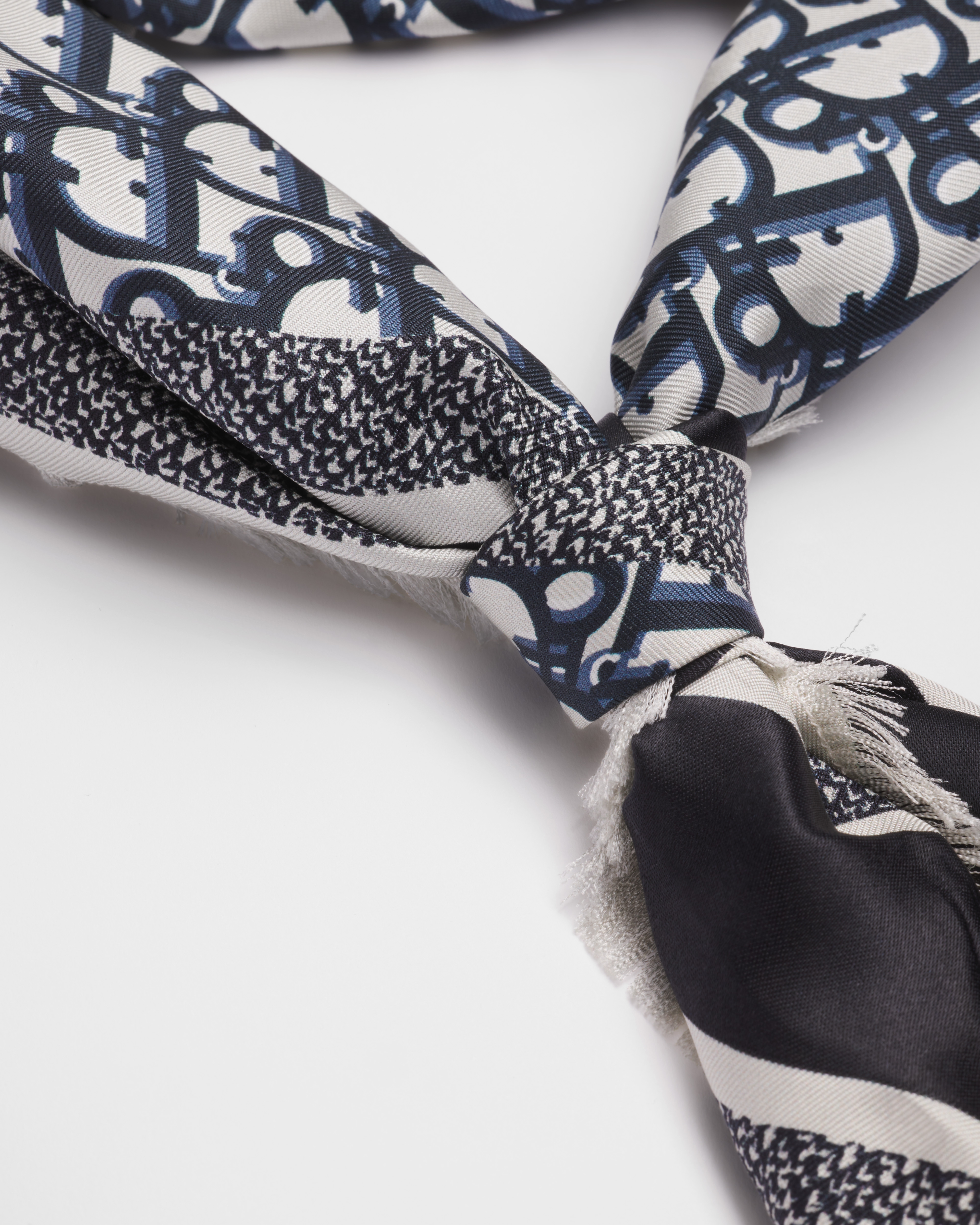 Diortwin 方巾 70 厘米海军蓝色桑蚕丝斜纹面料 Oblique 印花 E12