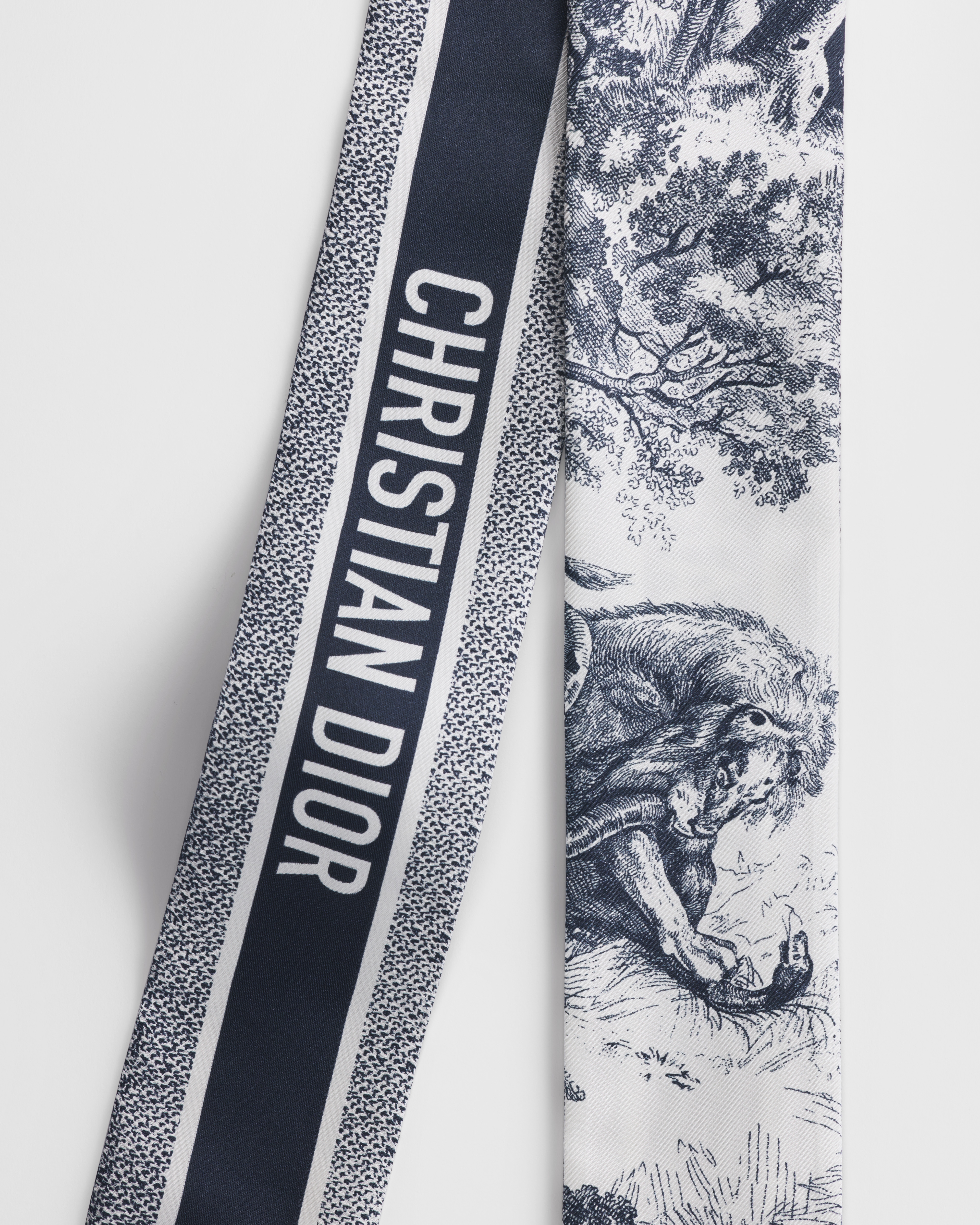 Mitzah 丝巾 象牙色和海军蓝色桑蚕丝斜纹面料 Sauvage 茹伊印花 E09