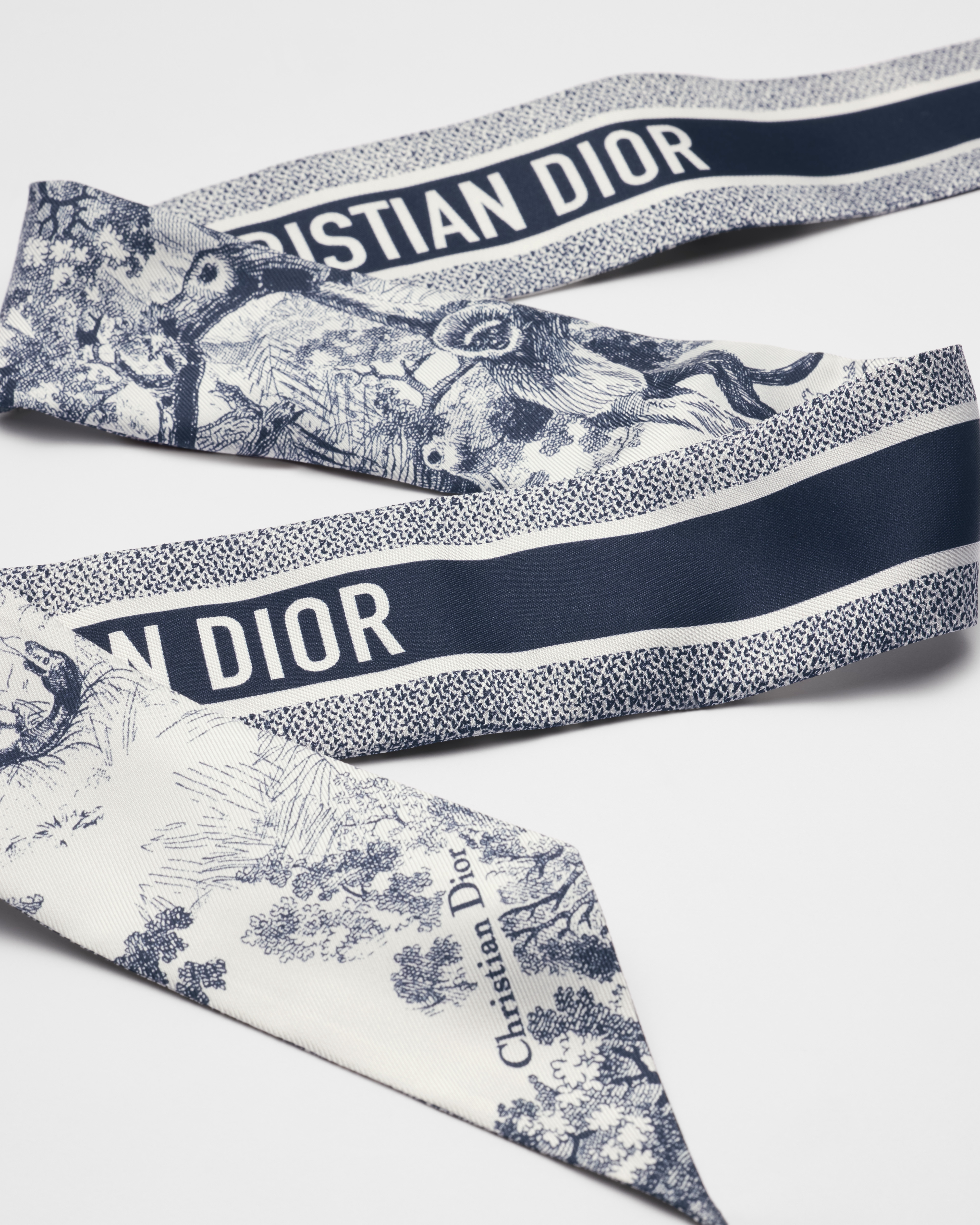 Mitzah 丝巾 象牙色和海军蓝色桑蚕丝斜纹面料 Sauvage 茹伊印花 E10