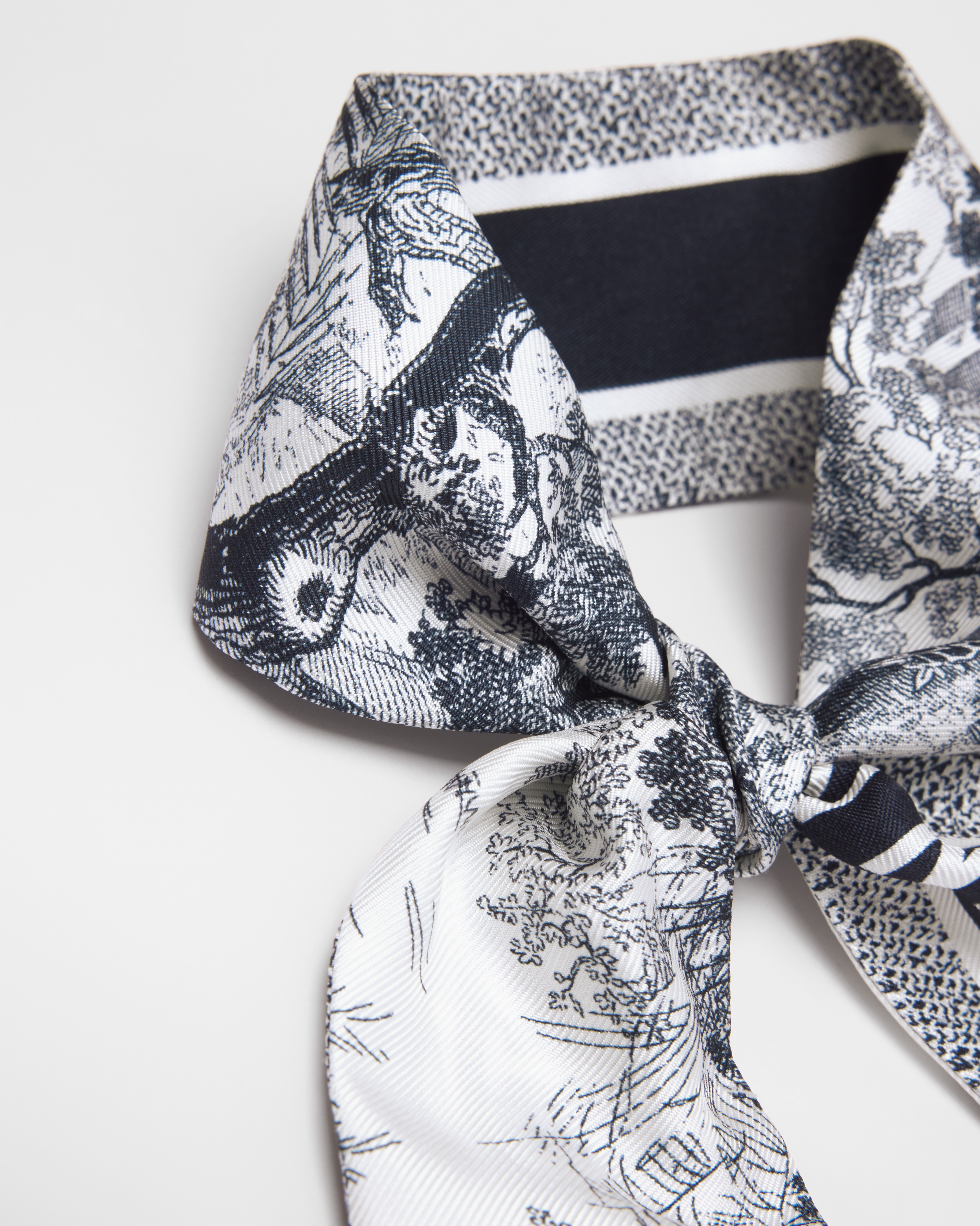 Mitzah 丝巾 象牙色和海军蓝色桑蚕丝斜纹面料 Sauvage 茹伊印花 E12