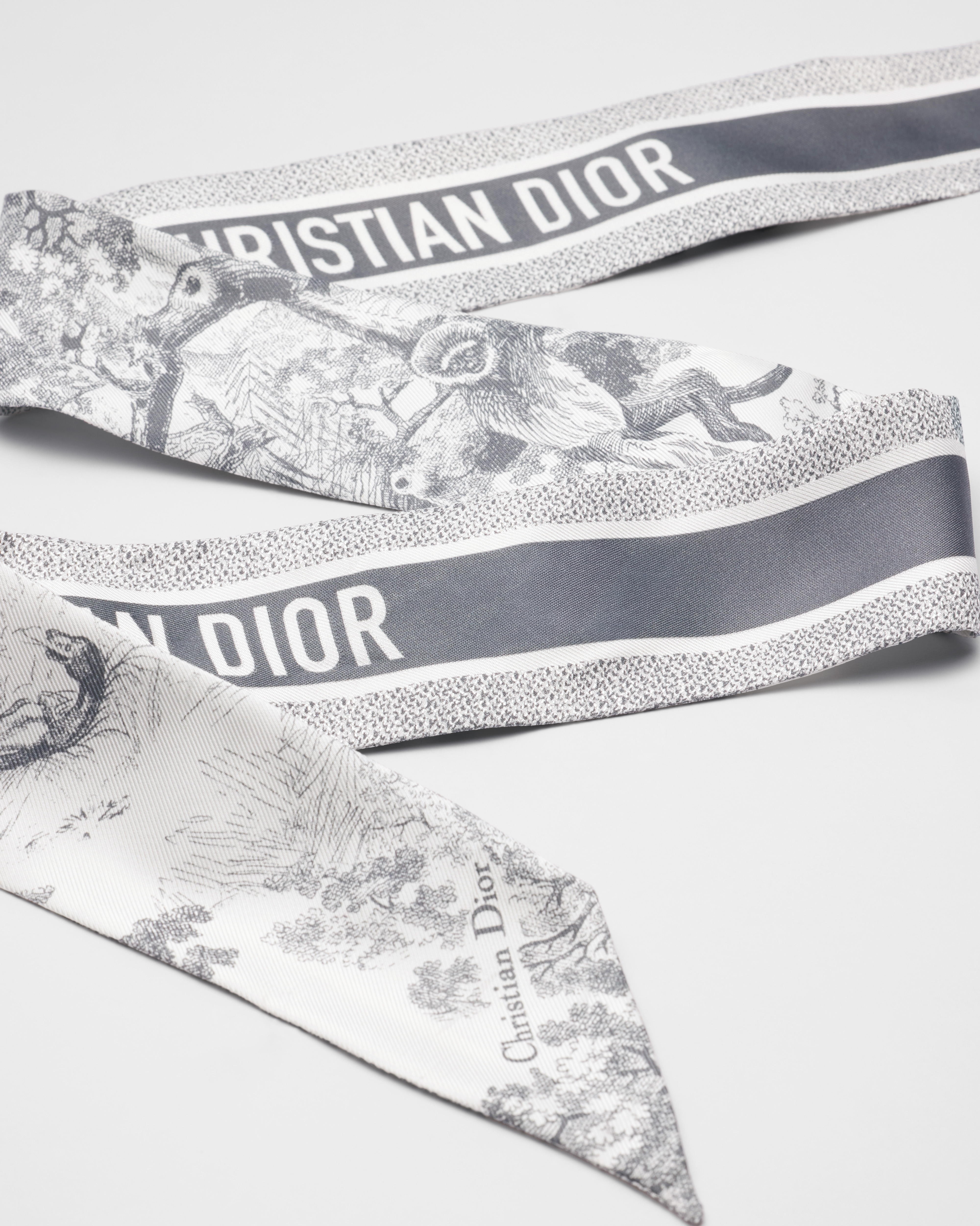 Mitzah 丝巾 象牙色和灰色桑蚕丝斜纹面料 Sauvage 茹伊印花 E10