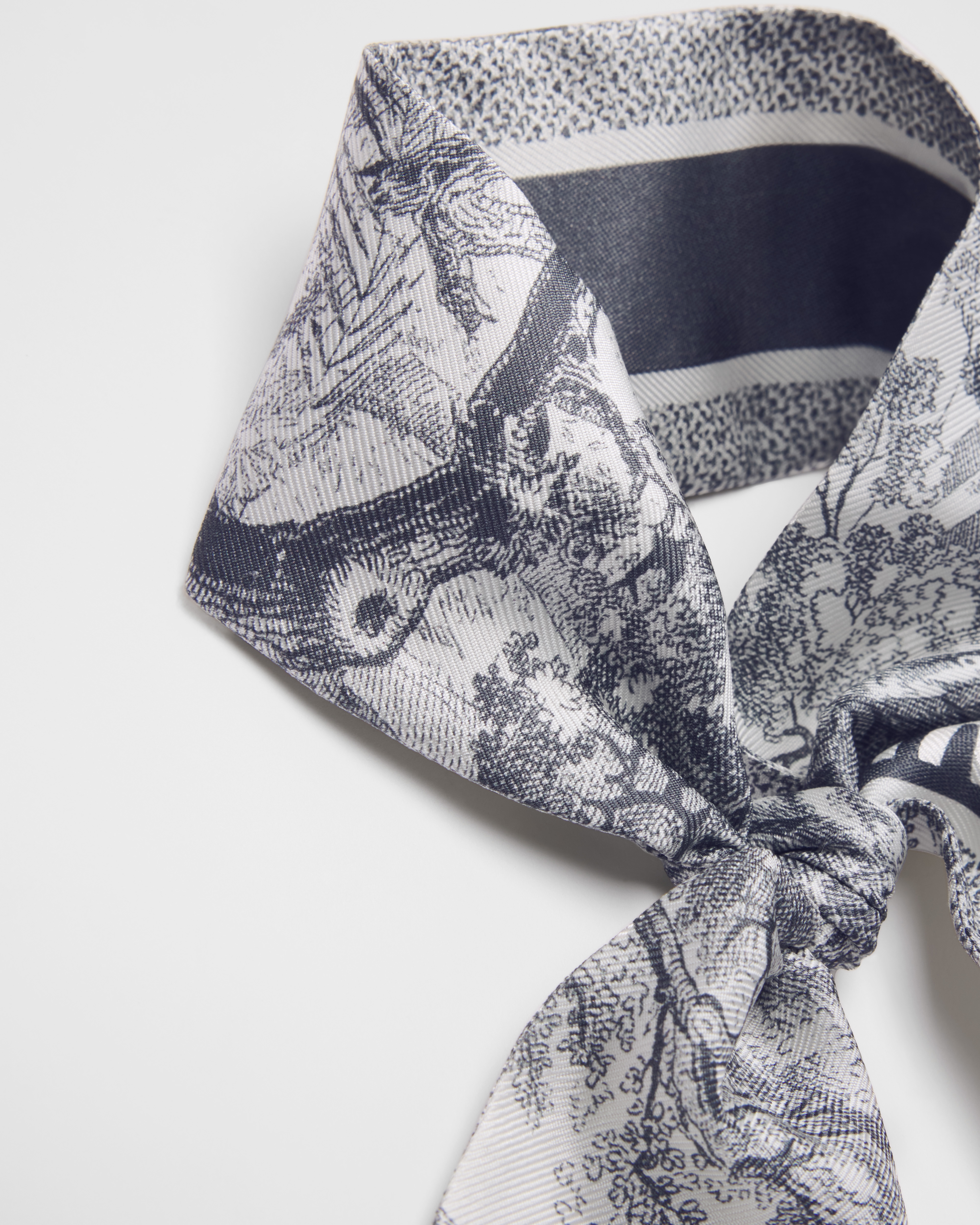 Mitzah 丝巾 象牙色和灰色桑蚕丝斜纹面料 Sauvage 茹伊印花 E12