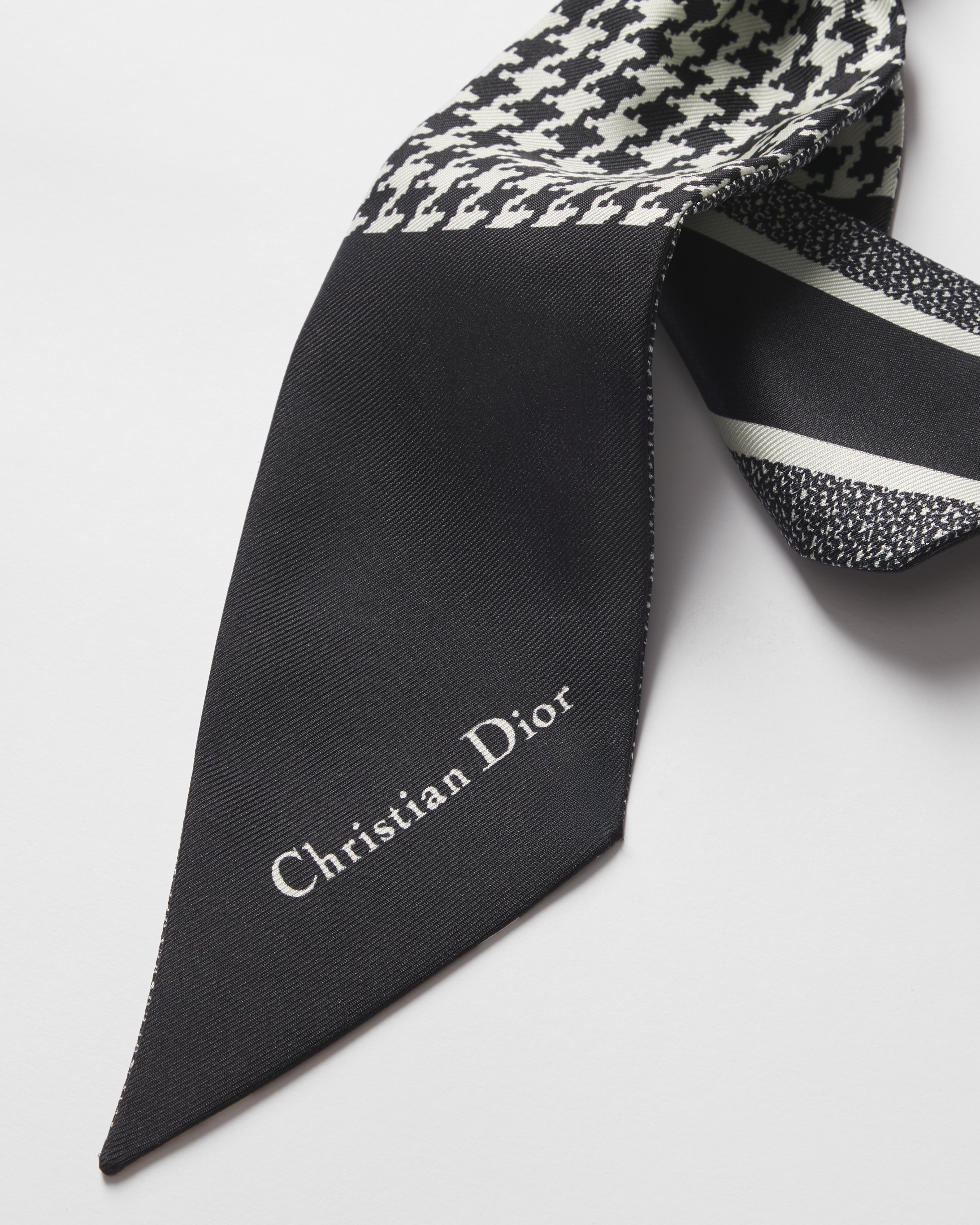 30 Montaigne Mitzah 丝巾 黑色和白色桑蚕丝斜纹面料 E12