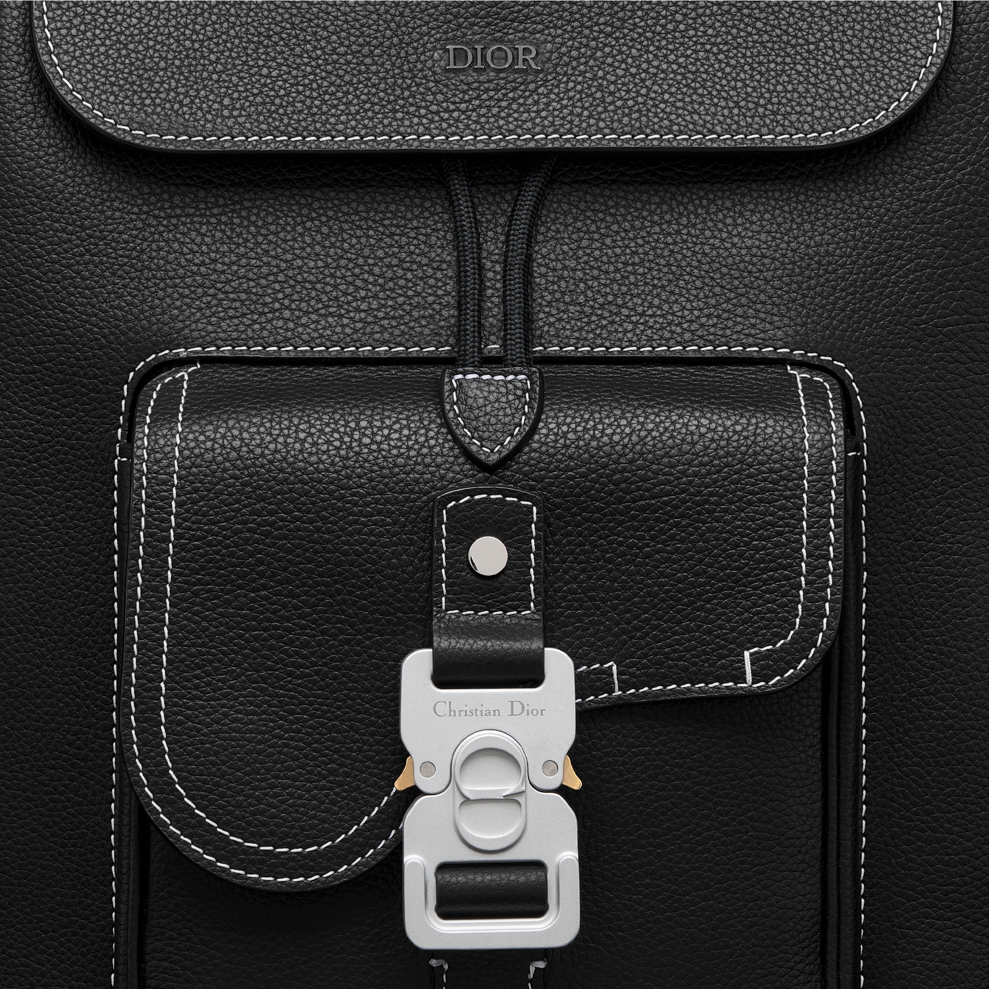 马鞍翻盖双肩背包 黑色粒面牛皮革搭配对比鲜明的缉面线 E09