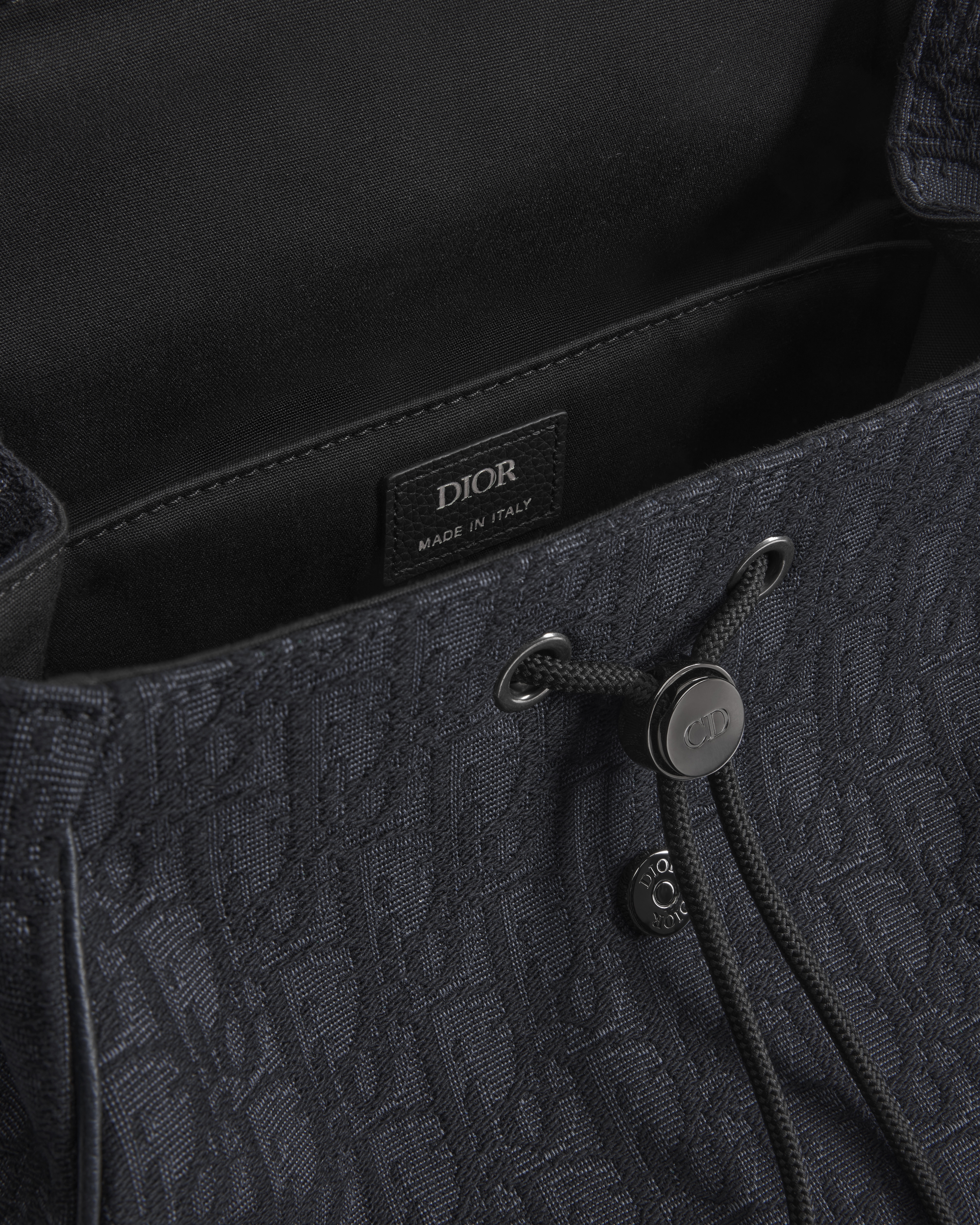 马鞍翻盖双肩背包 黑色 Oblique 印花面料和黑色粒面牛皮革 E06