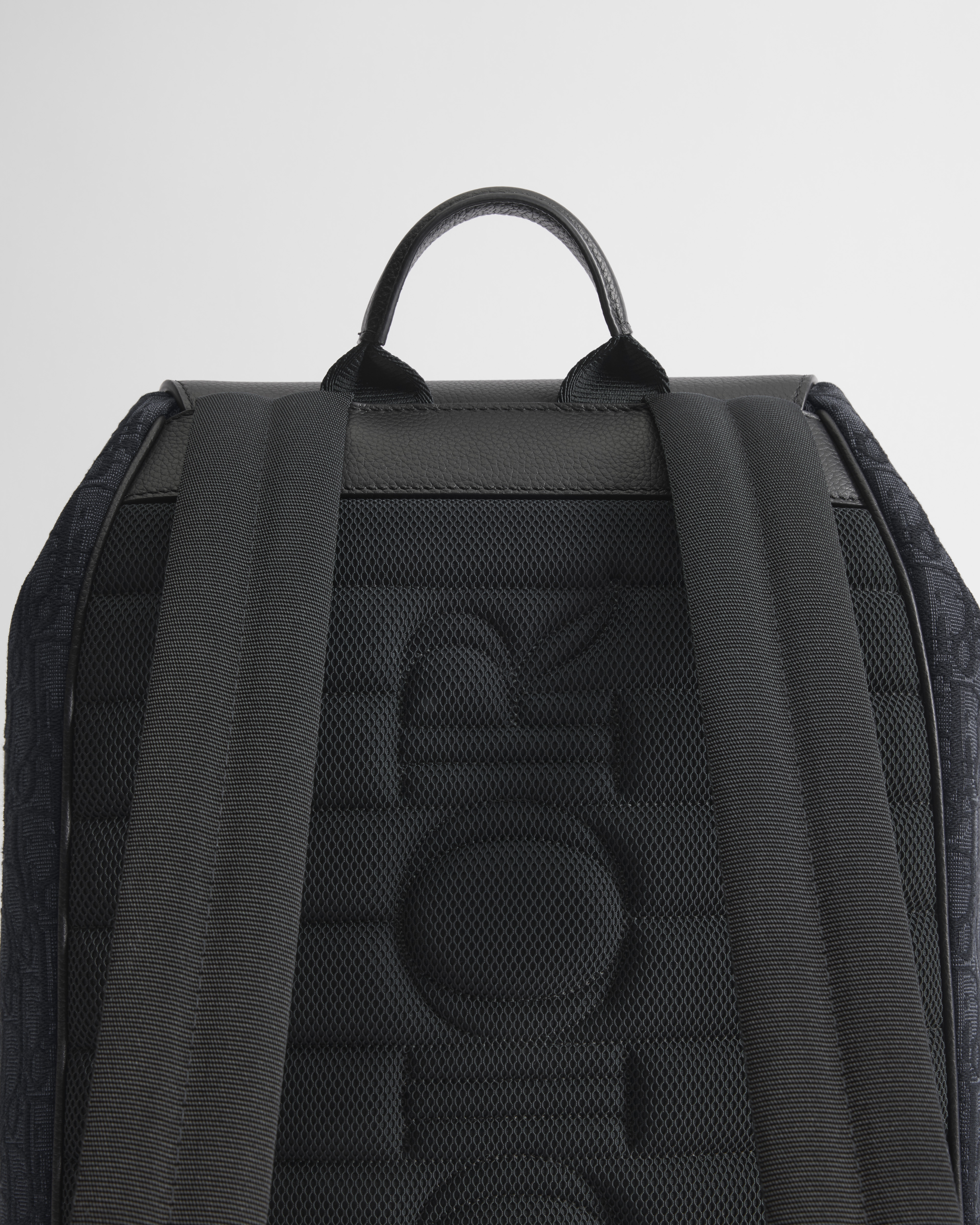 马鞍翻盖双肩背包 黑色 Oblique 印花面料和黑色粒面牛皮革 E08