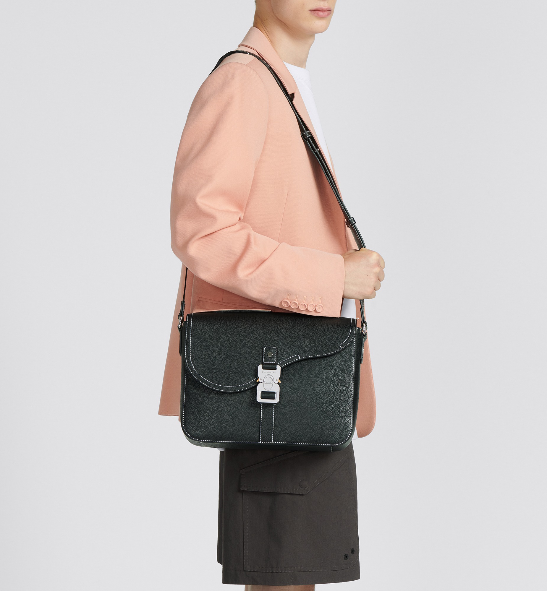 中号马鞍翻盖信使包 黑色粒面牛皮革 E11