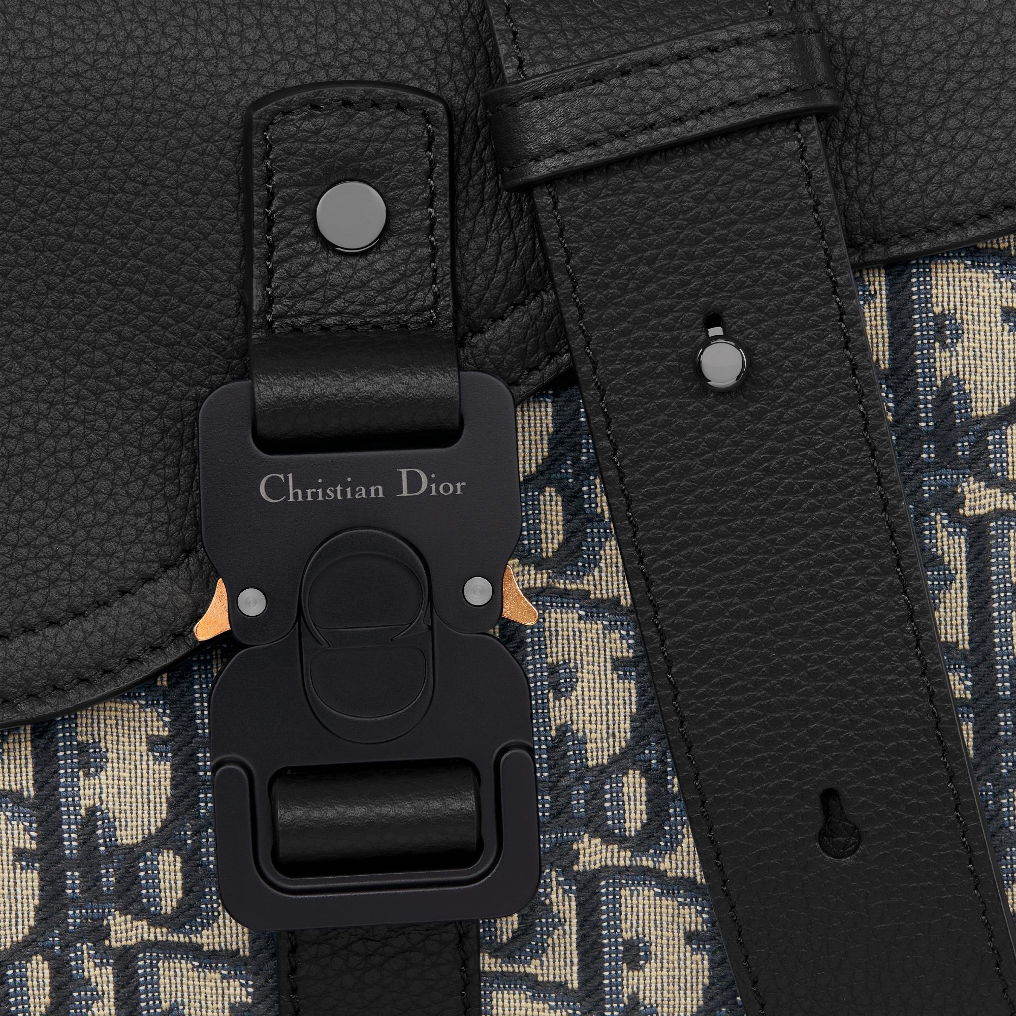 小号马鞍翻盖信使包 米色和黑色 Oblique 印花面料搭配黑色粒面牛皮革 E09