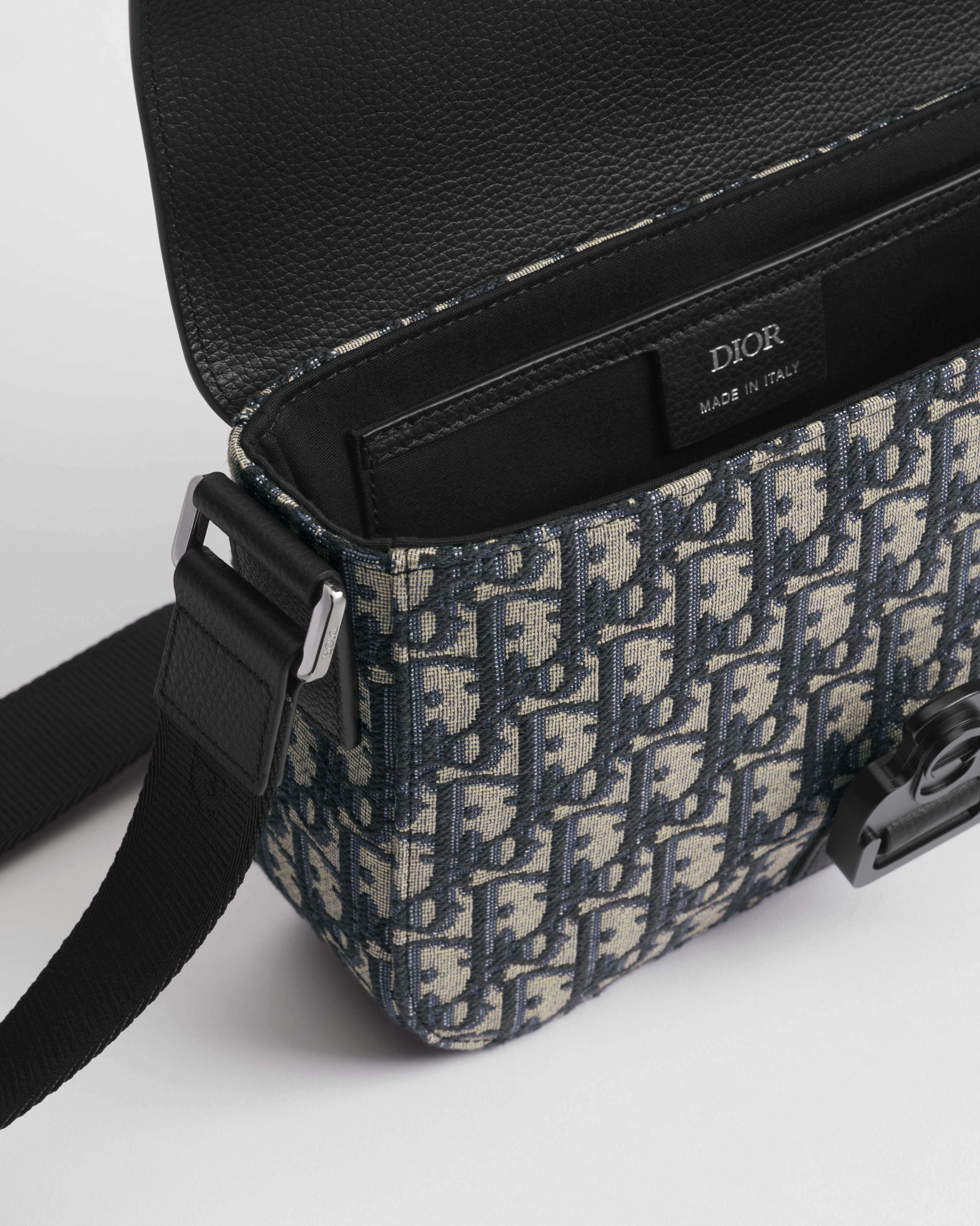 小号马鞍翻盖信使包 米色和黑色 Oblique 印花面料搭配黑色粒面牛皮革 E06