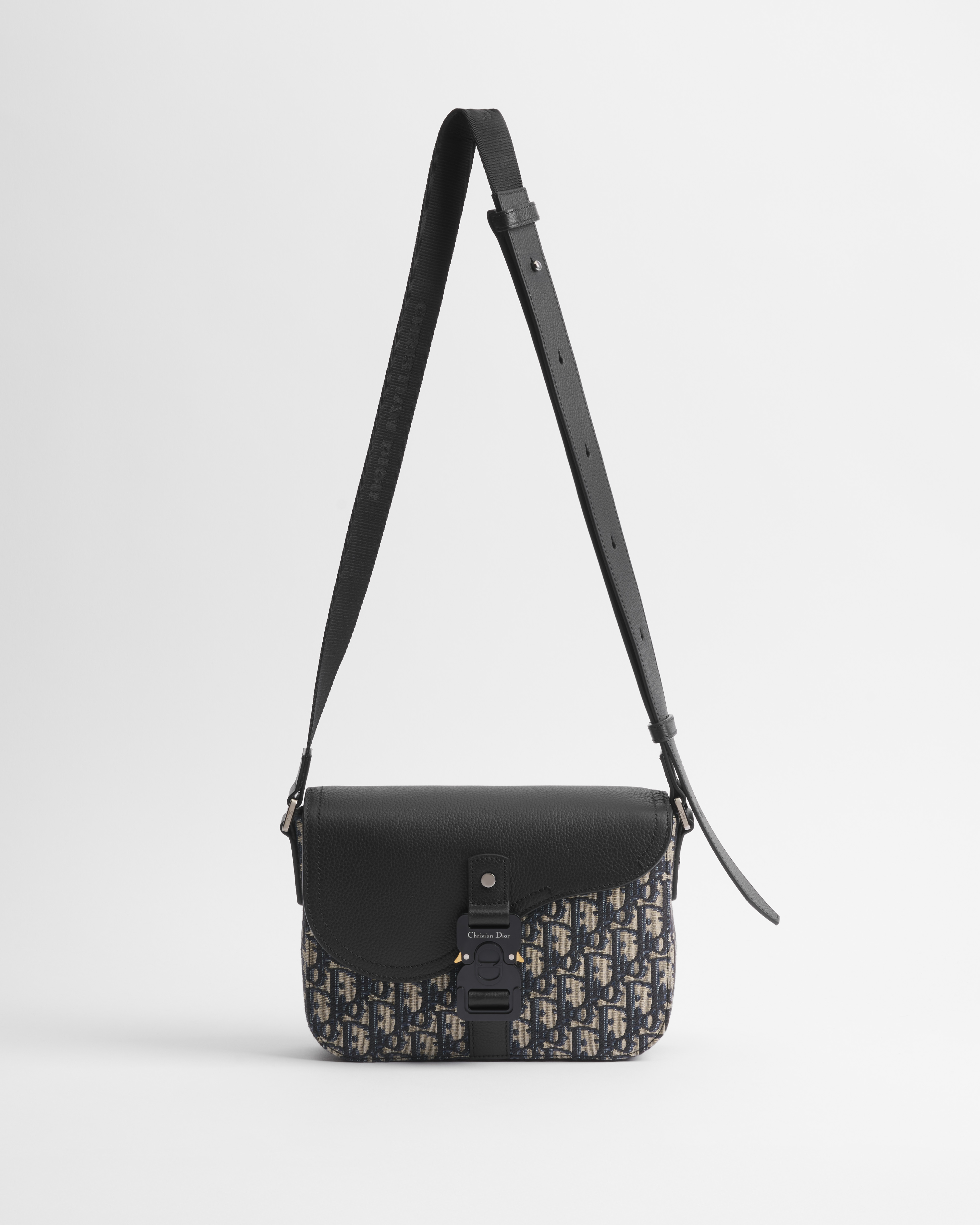 小号马鞍翻盖信使包 米色和黑色 Oblique 印花面料搭配黑色粒面牛皮革 E07