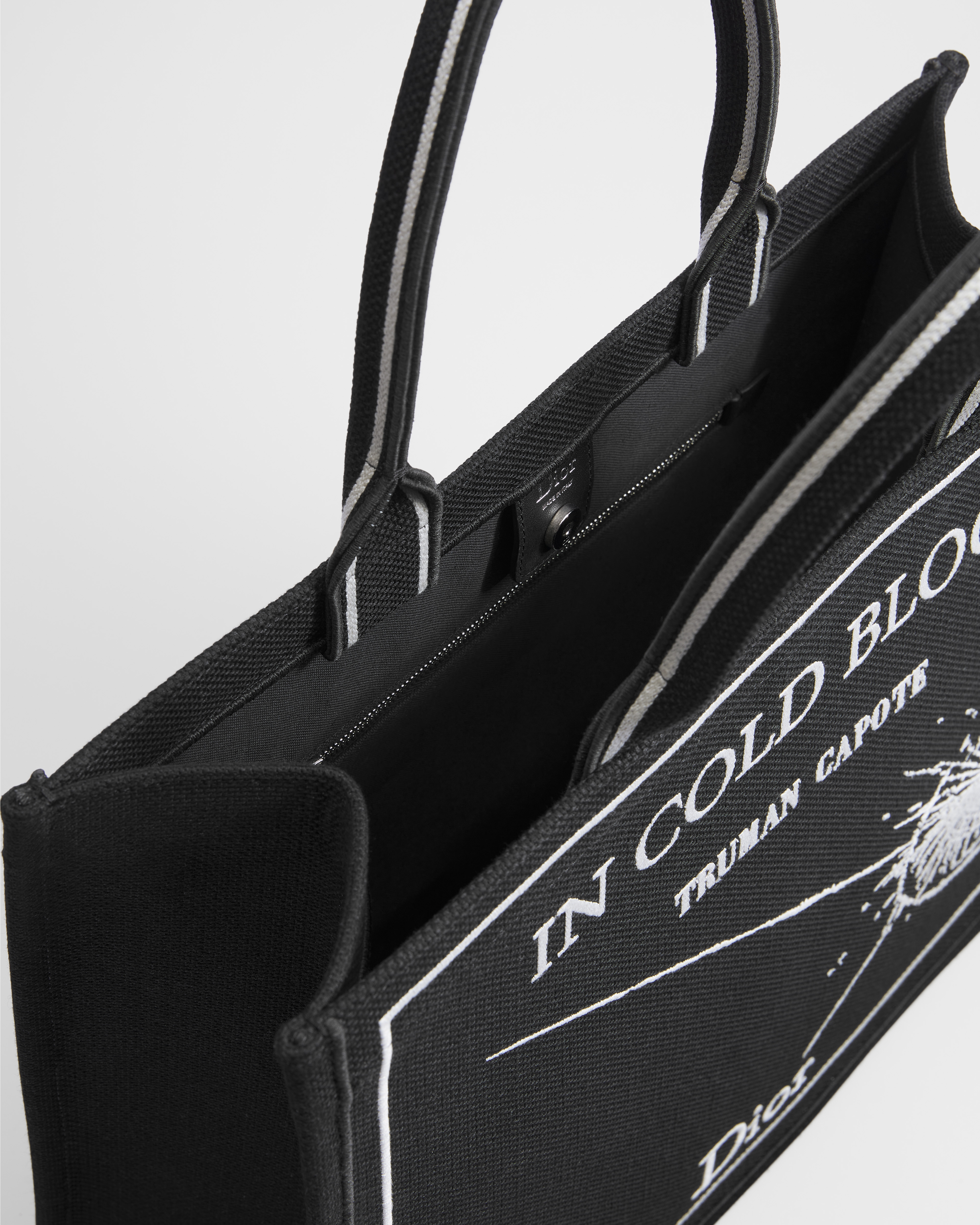 大号 Book Tote 手袋 黑色底色和白色 Book Cover 刺绣（42 x 35 x 18.5 厘米） E06