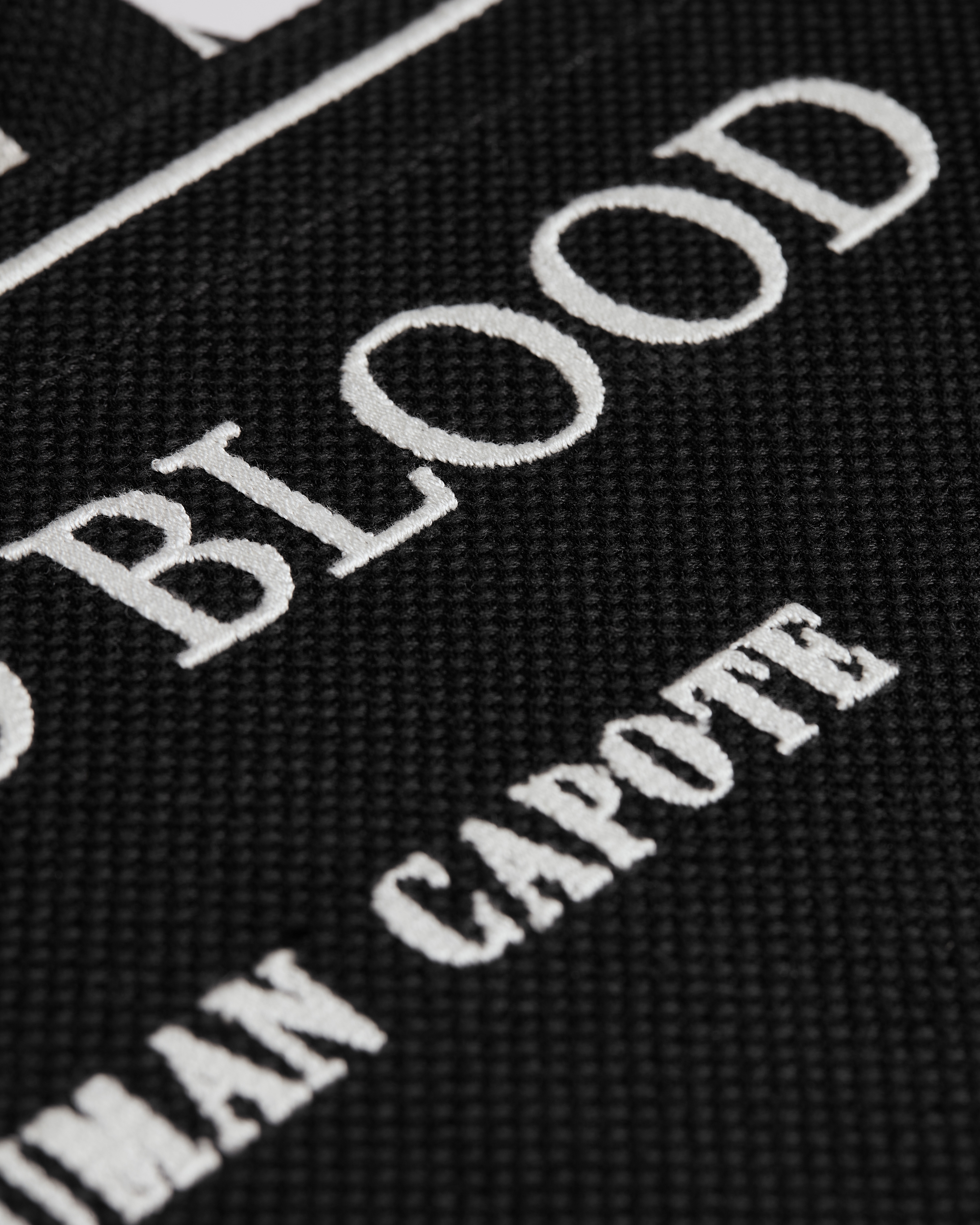 大号 Book Tote 手袋 黑色底色和白色 Book Cover 刺绣（42 x 35 x 18.5 厘米） E09