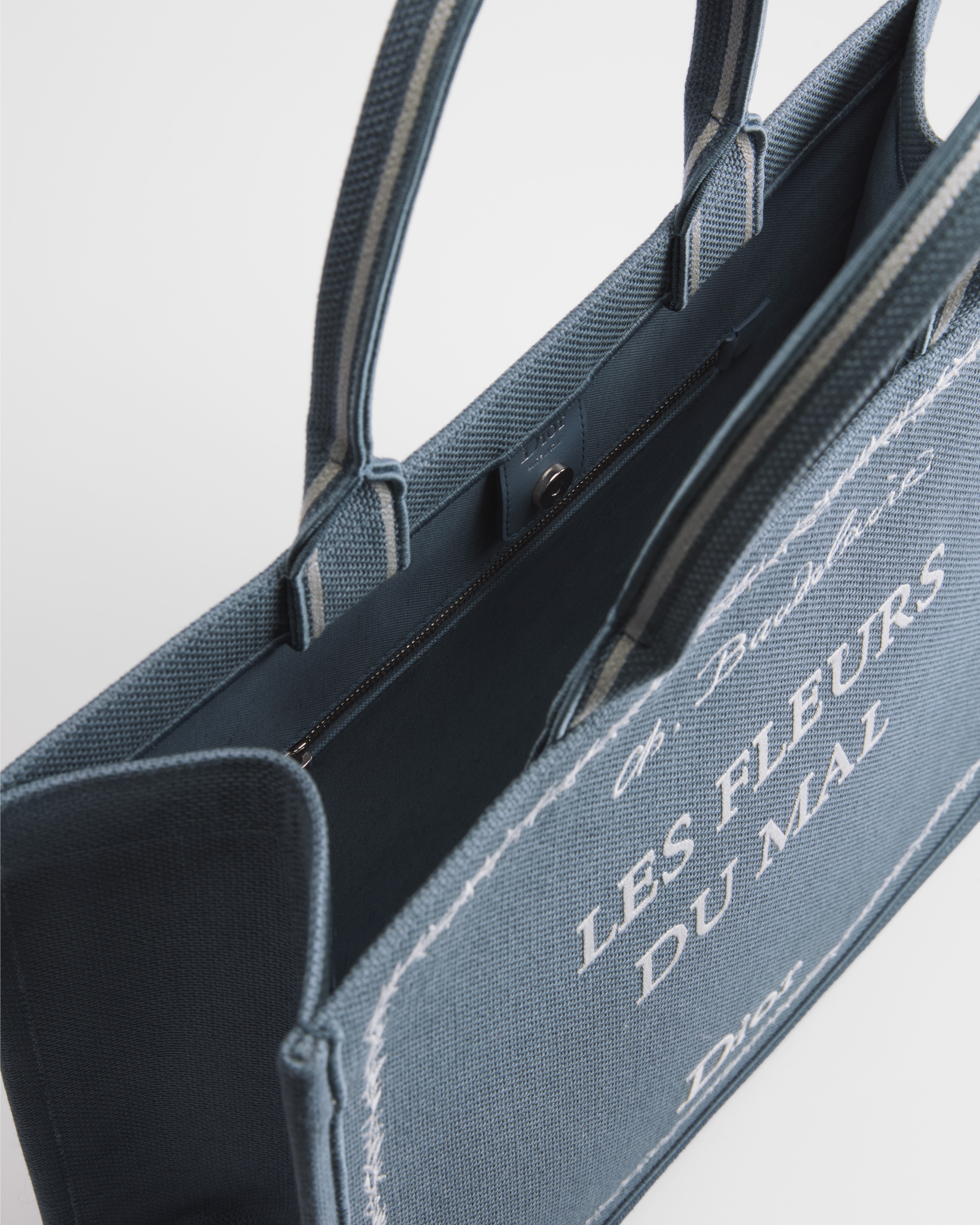 大号 Book Tote 手袋 蓝色底色和白色 Book Cover 刺绣（42 x 35 x 18.5 厘米） E06