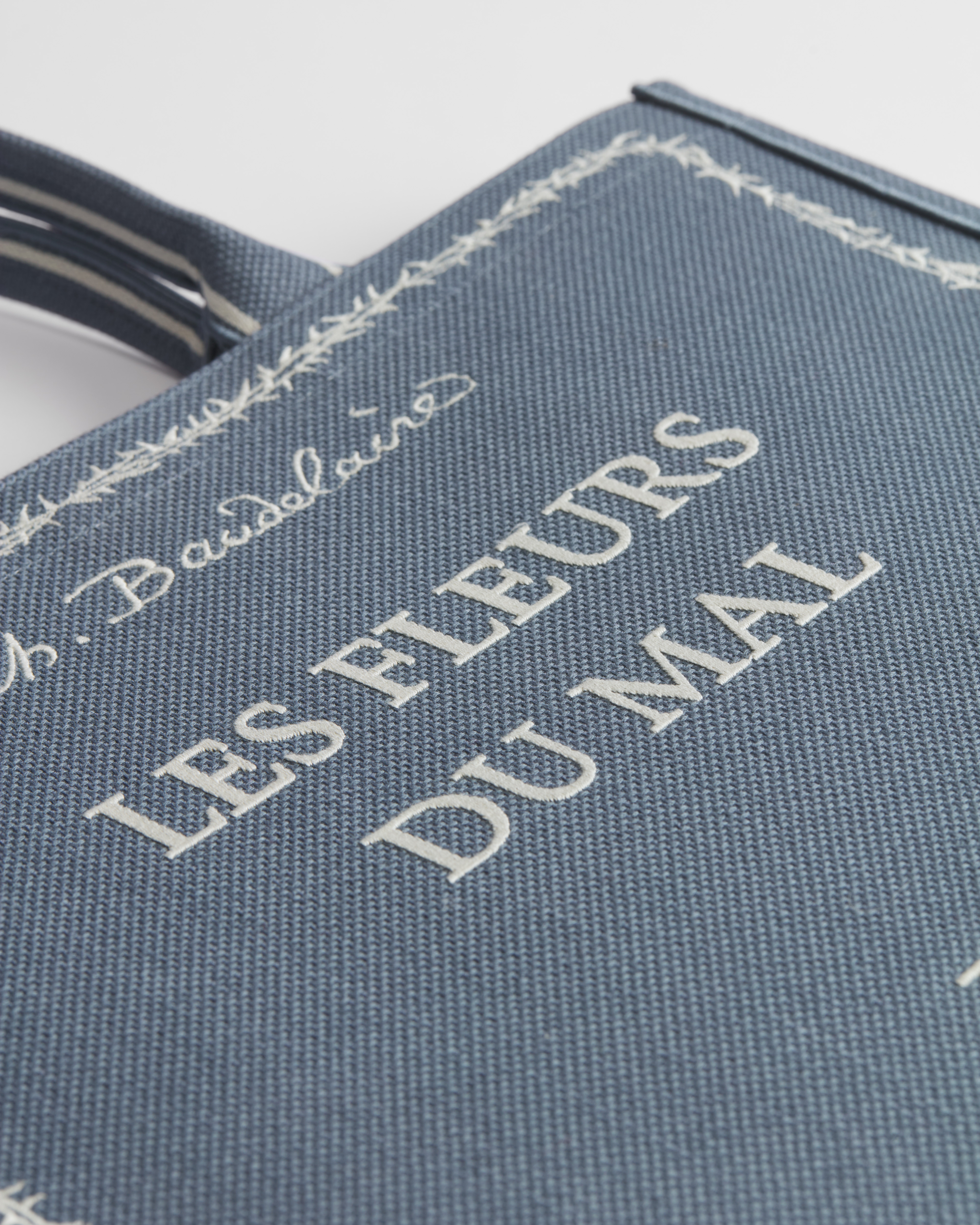 大号 Book Tote 手袋 蓝色底色和白色 Book Cover 刺绣（42 x 35 x 18.5 厘米） E09