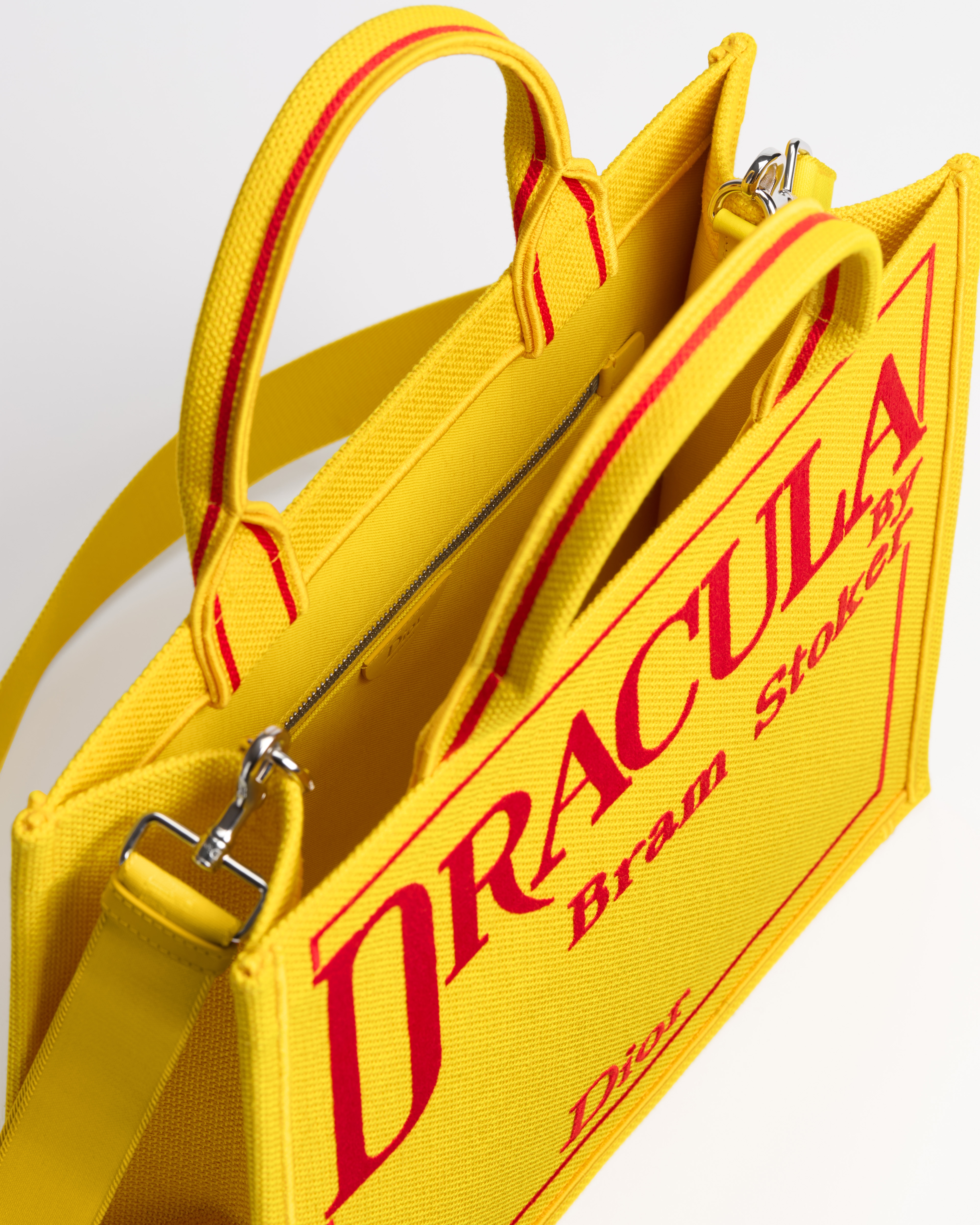 中号 Book Tote 手袋（附肩带） 黄色底色和红色 Book Cover 刺绣（36 x 31.5 x 14 厘米） E06