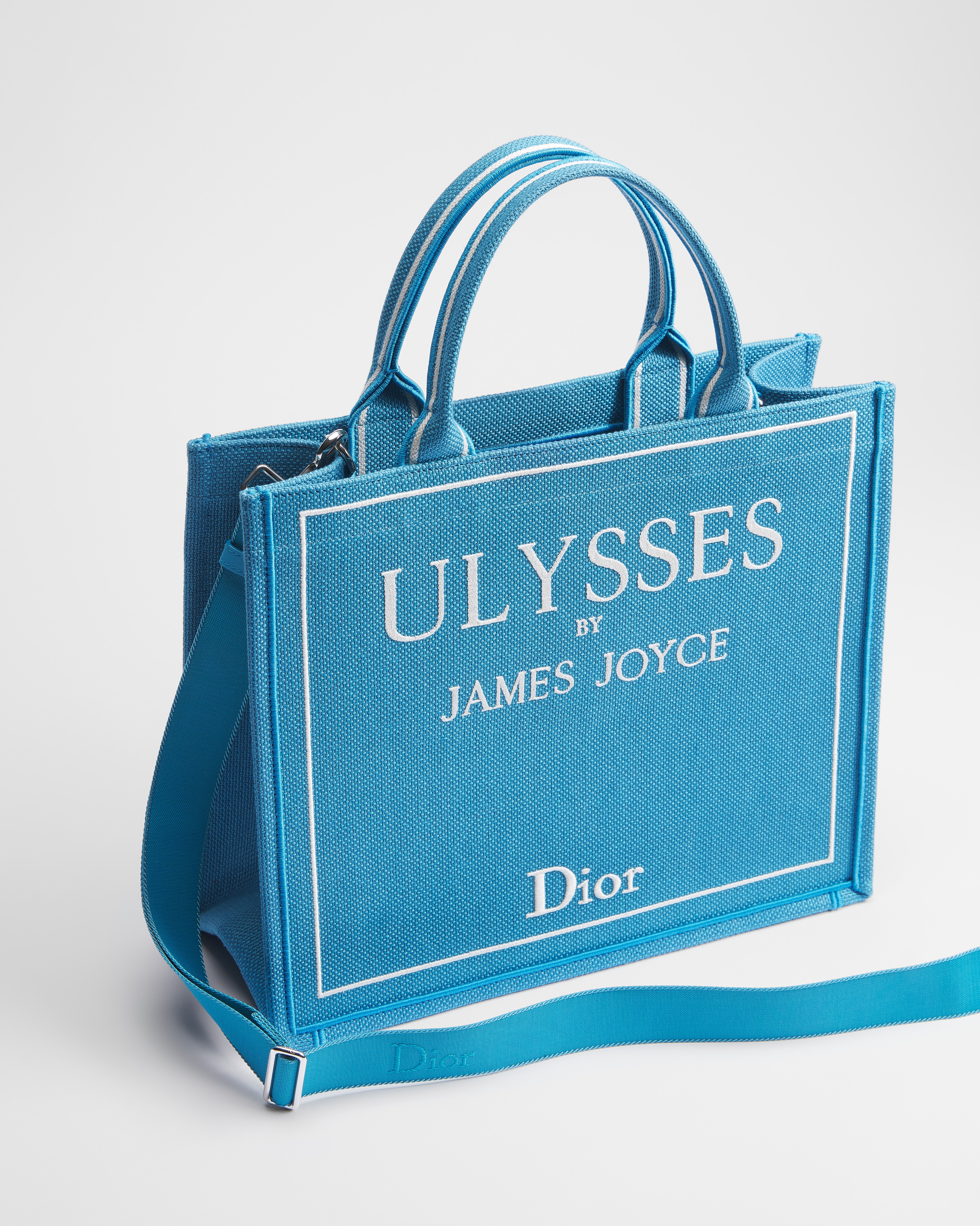 中号 Book Tote 手袋（附肩带） 淡蓝色底色和白色 Book Cover 刺绣（36 x 31.5 x 14 厘米） E03