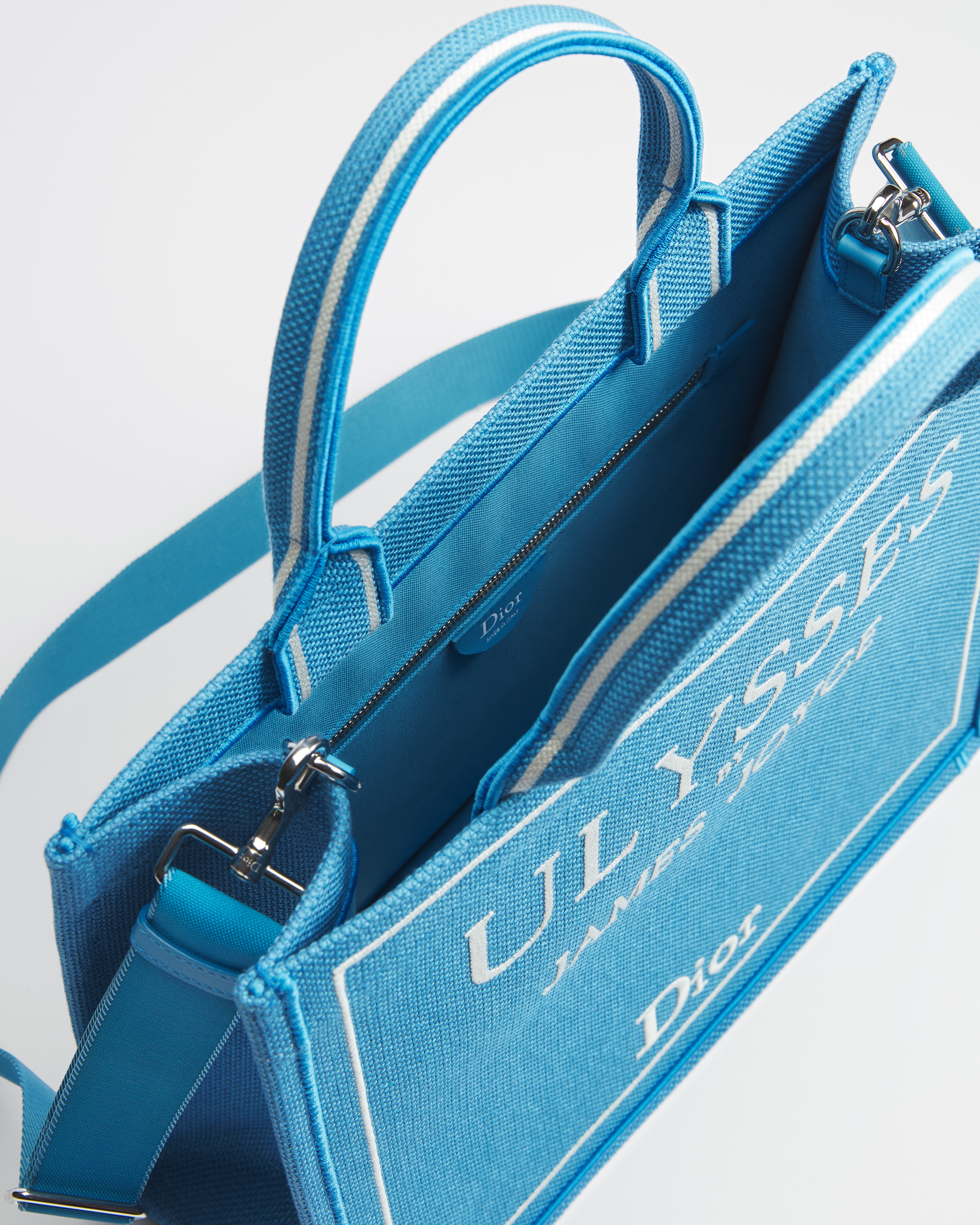 中号 Book Tote 手袋（附肩带） 淡蓝色底色和白色 Book Cover 刺绣（36 x 31.5 x 14 厘米） E06