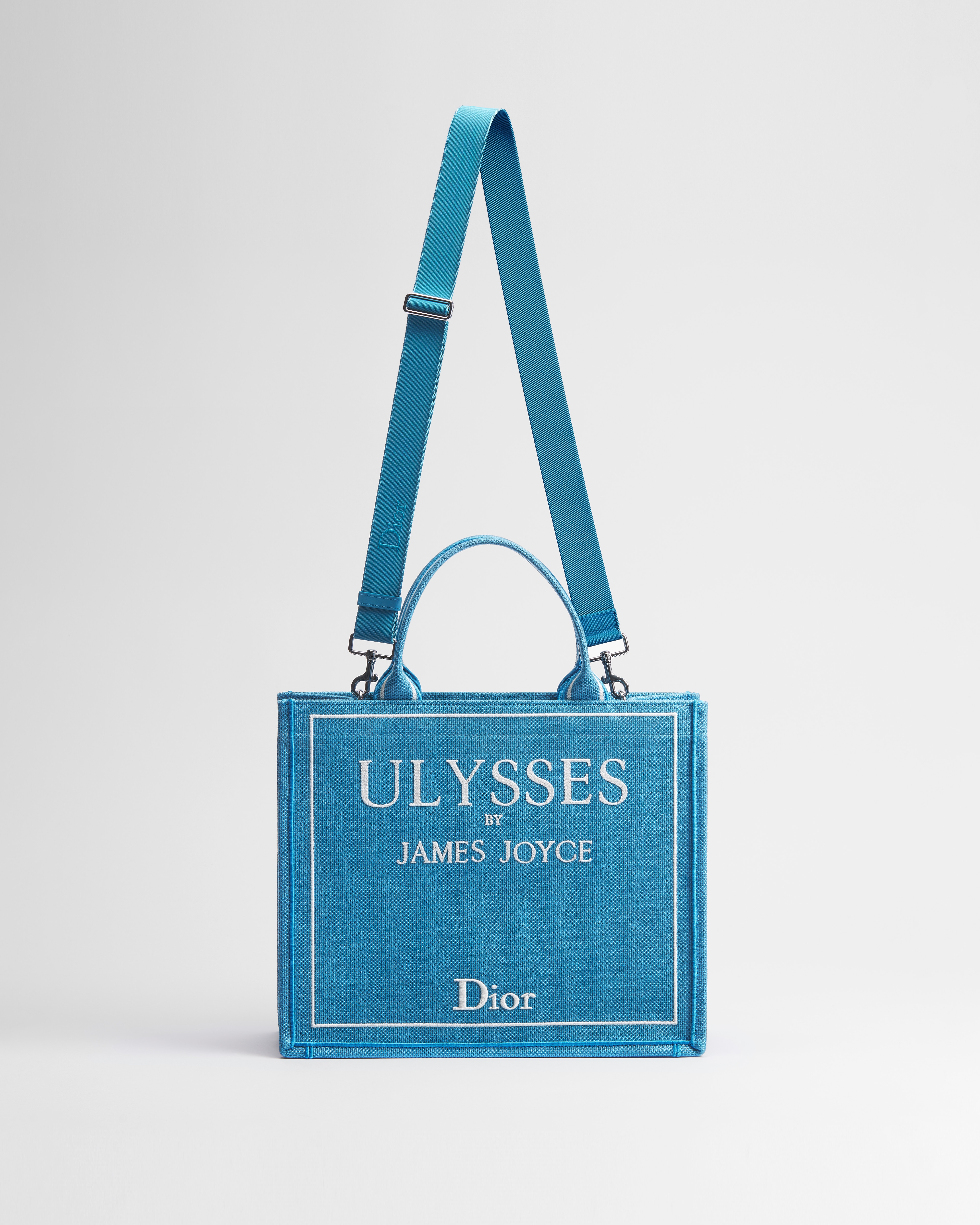 中号 Book Tote 手袋（附肩带） 淡蓝色底色和白色 Book Cover 刺绣（36 x 31.5 x 14 厘米） E07