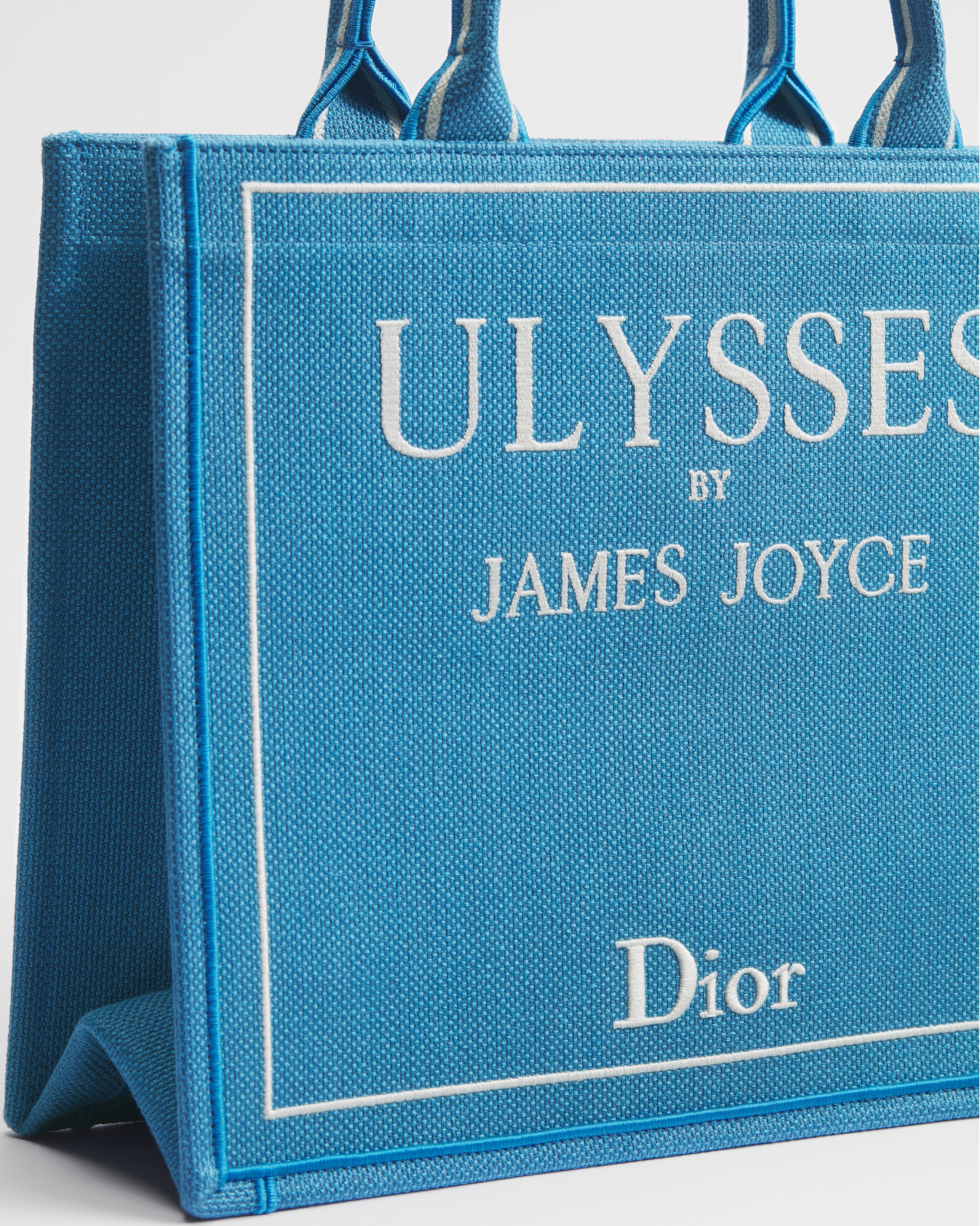 中号 Book Tote 手袋（附肩带） 淡蓝色底色和白色 Book Cover 刺绣（36 x 31.5 x 14 厘米） E09