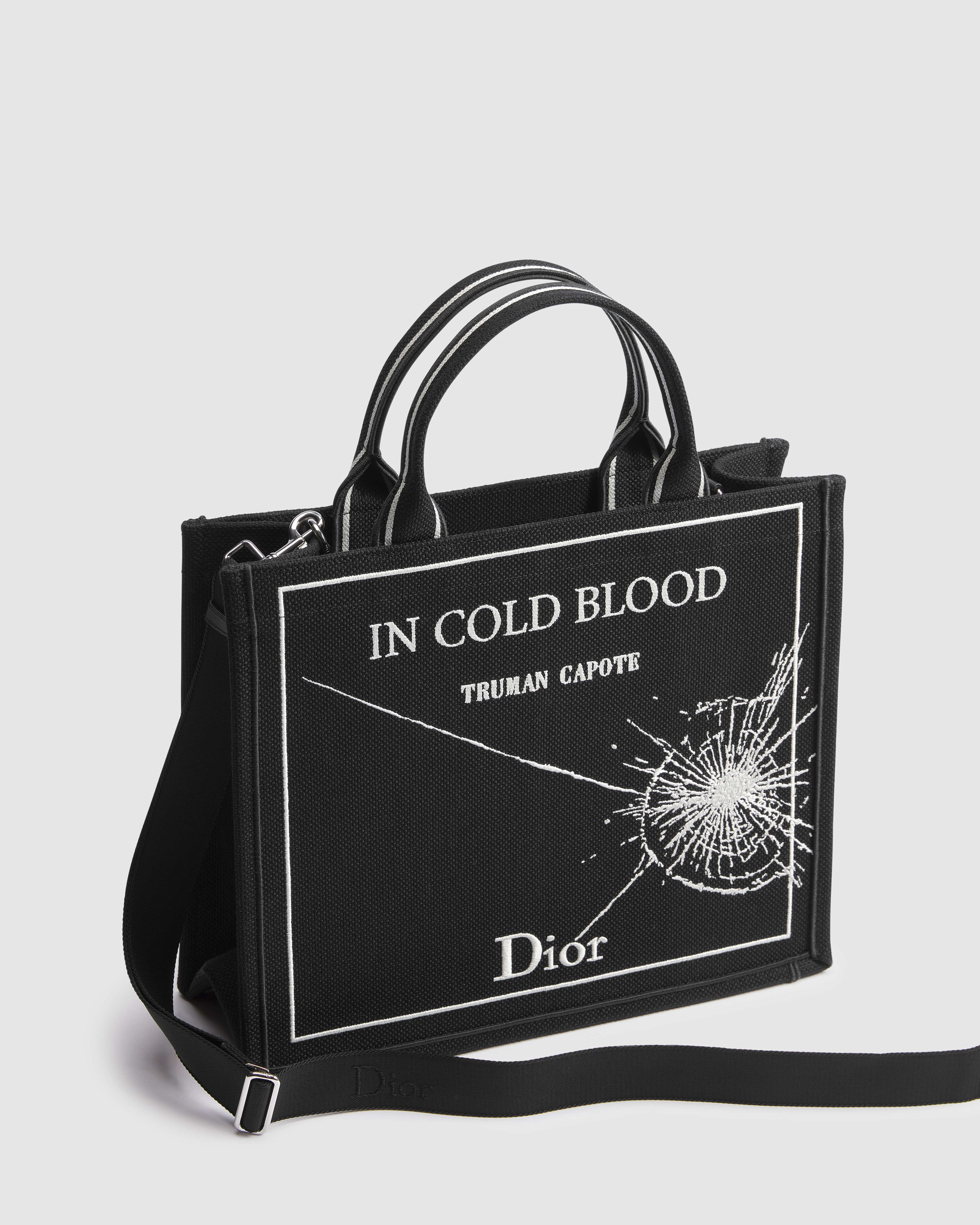 中号 Book Tote 手袋（附肩带） 黑色底色和白色 Book Cover 刺绣（36 x 31.5 x 14 厘米） E03