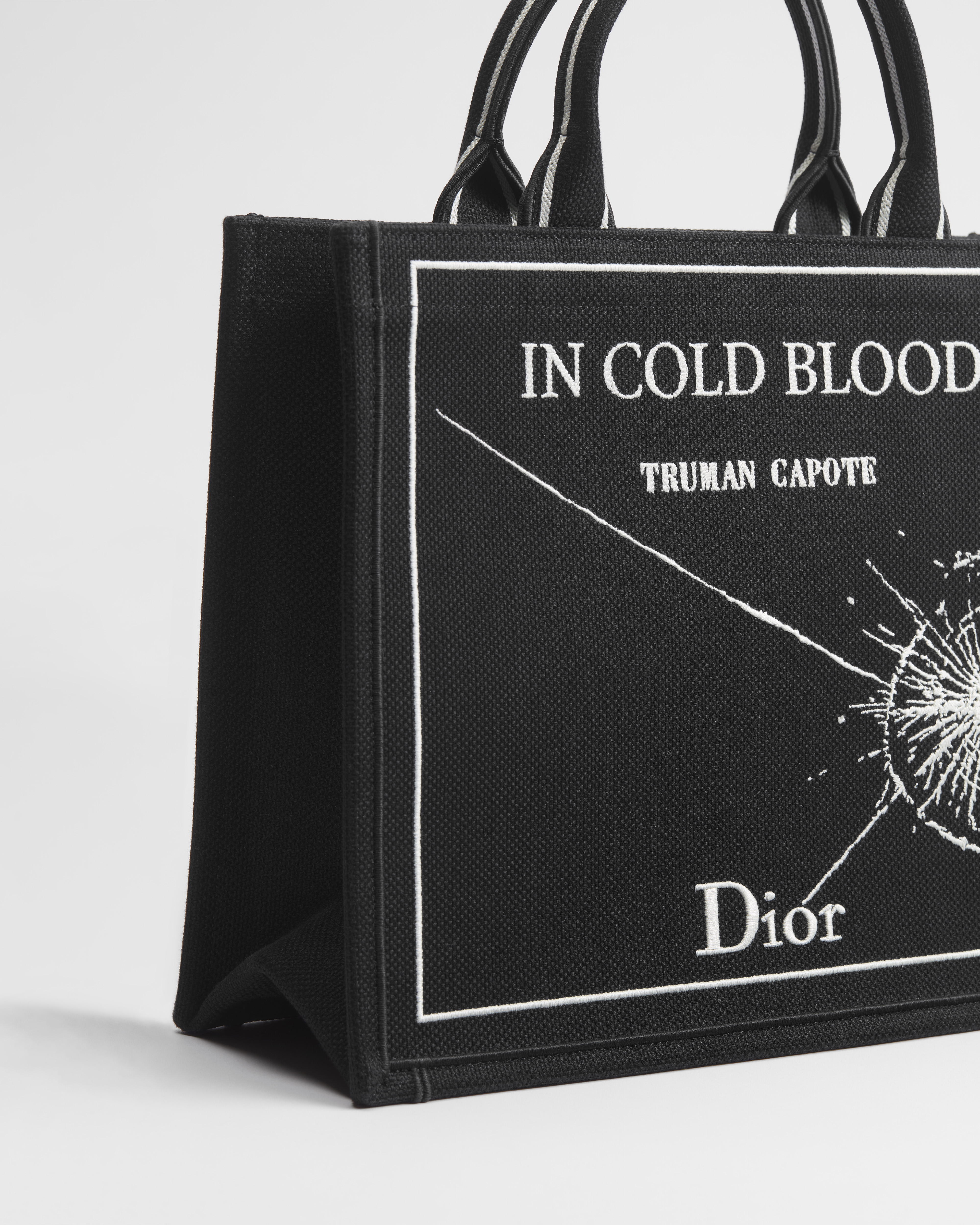 中号 Book Tote 手袋（附肩带） 黑色底色和白色 Book Cover 刺绣（36 x 31.5 x 14 厘米） E09