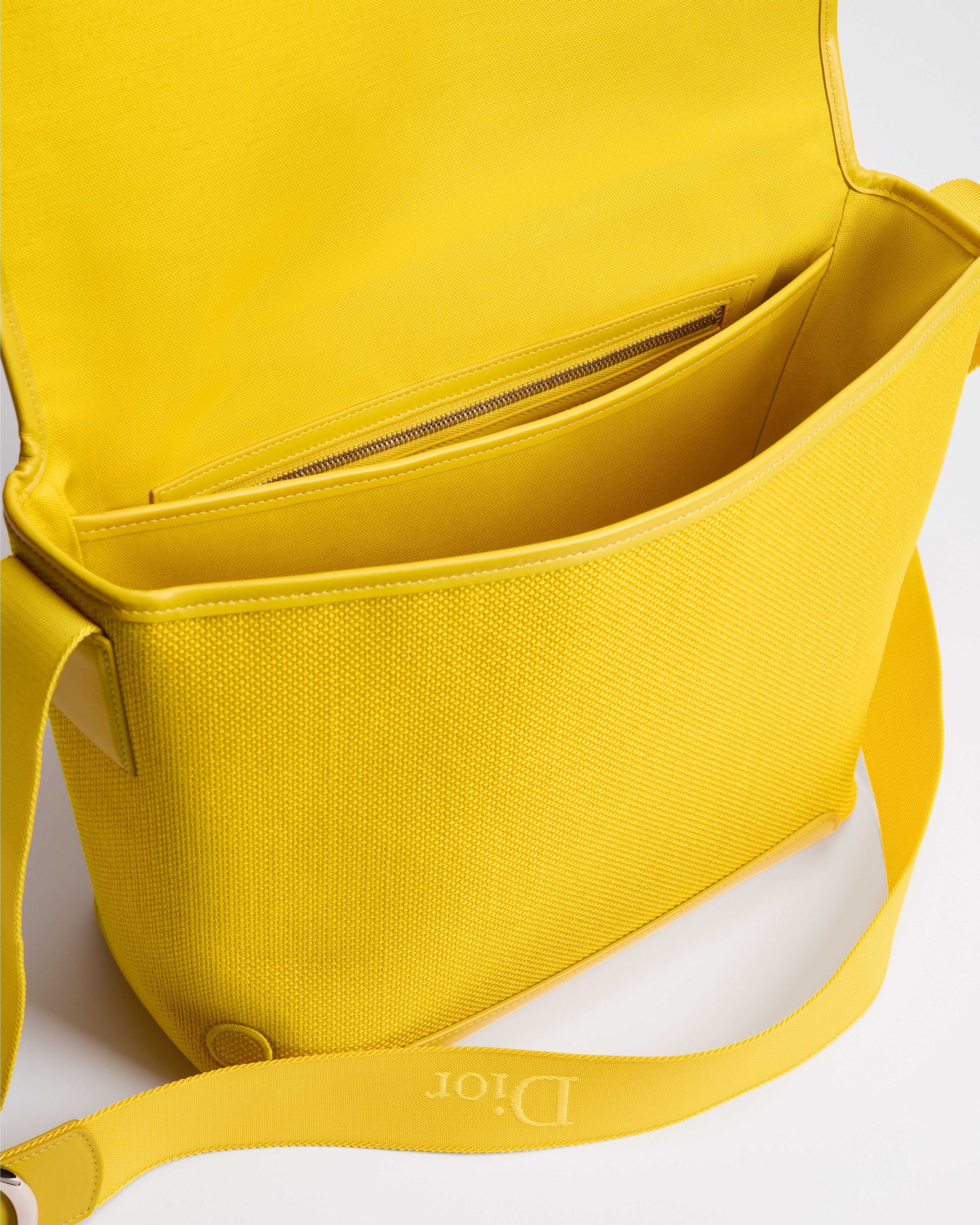 中号 Dior Jett 翻盖信使包 黄色底色和红色 Book Cover 刺绣 E06