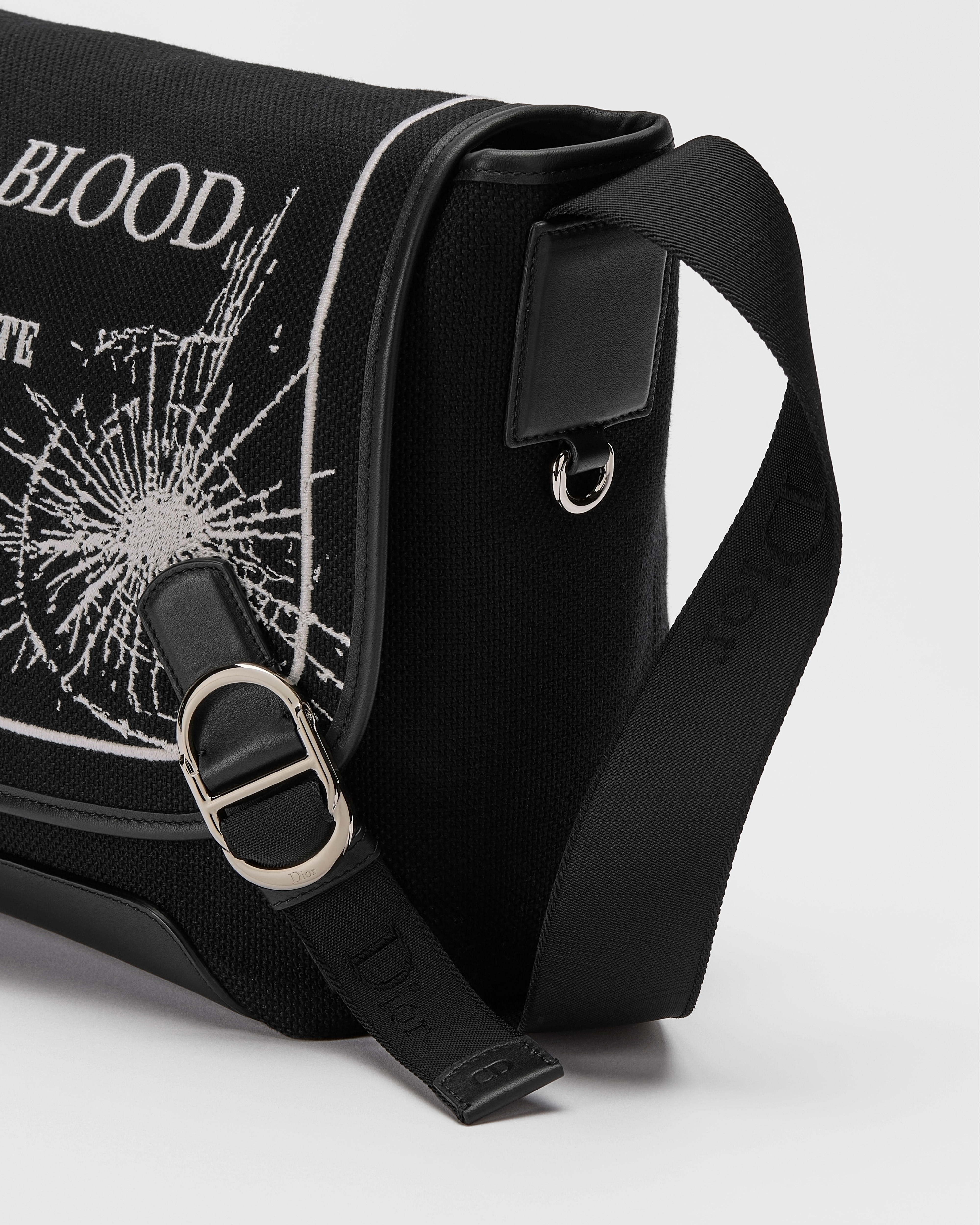 中号 Dior Jett 翻盖信使包 黑色底色和白色 Book Cover 刺绣 E09
