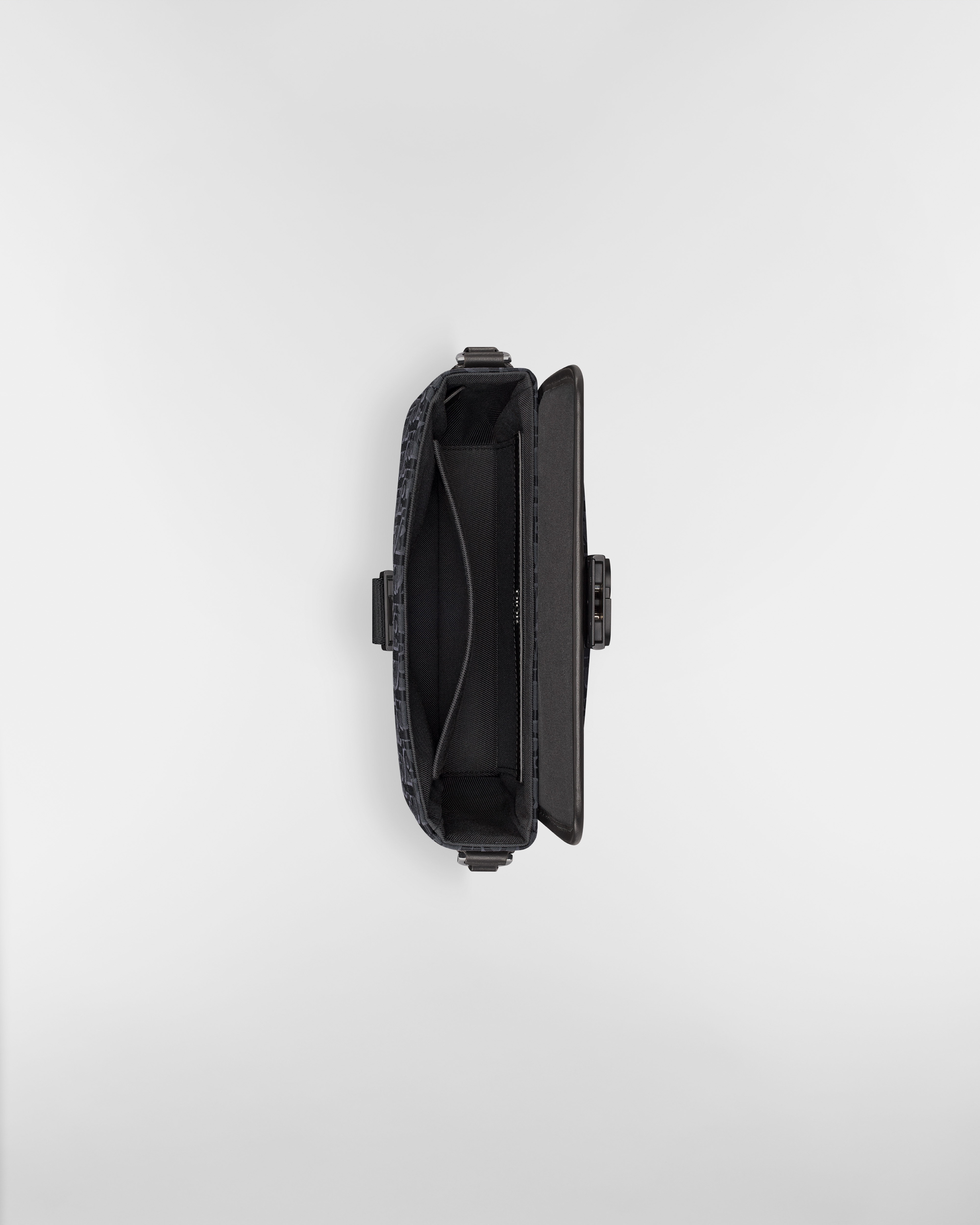 Dior Trek 翻盖信使包 黑色 Oblique 印花尼龙 E06