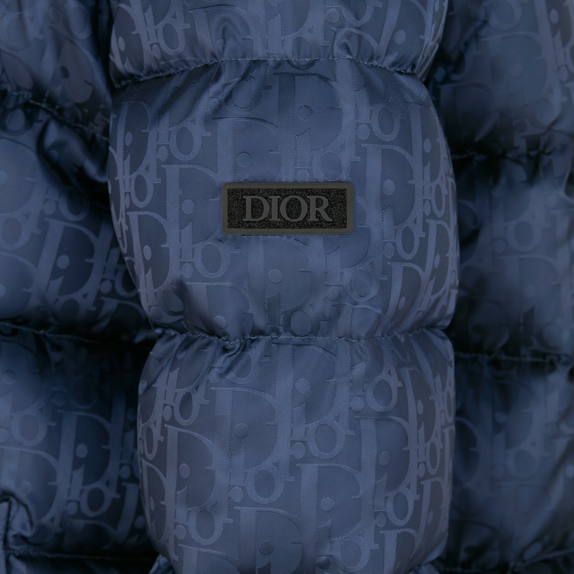 儿童连帽羽绒夹克 海军蓝色防水效果科技面料 Oblique 印花 E09