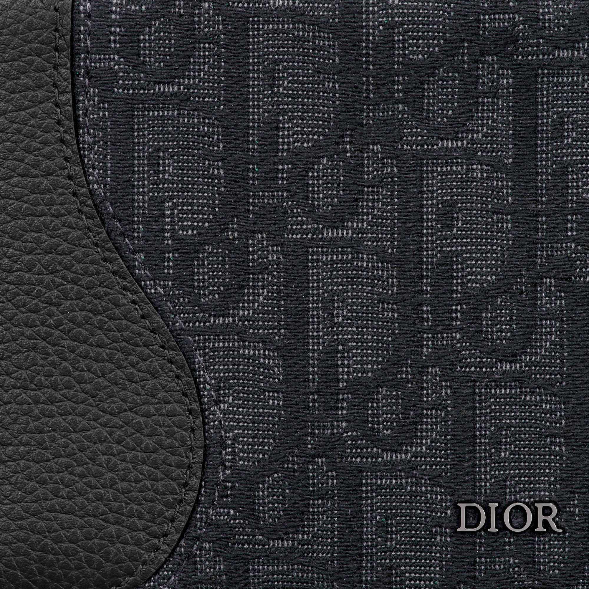 双折马鞍钱包 黑色细工镶嵌粒面牛皮革和黑色 Oblique 印花面料 E09