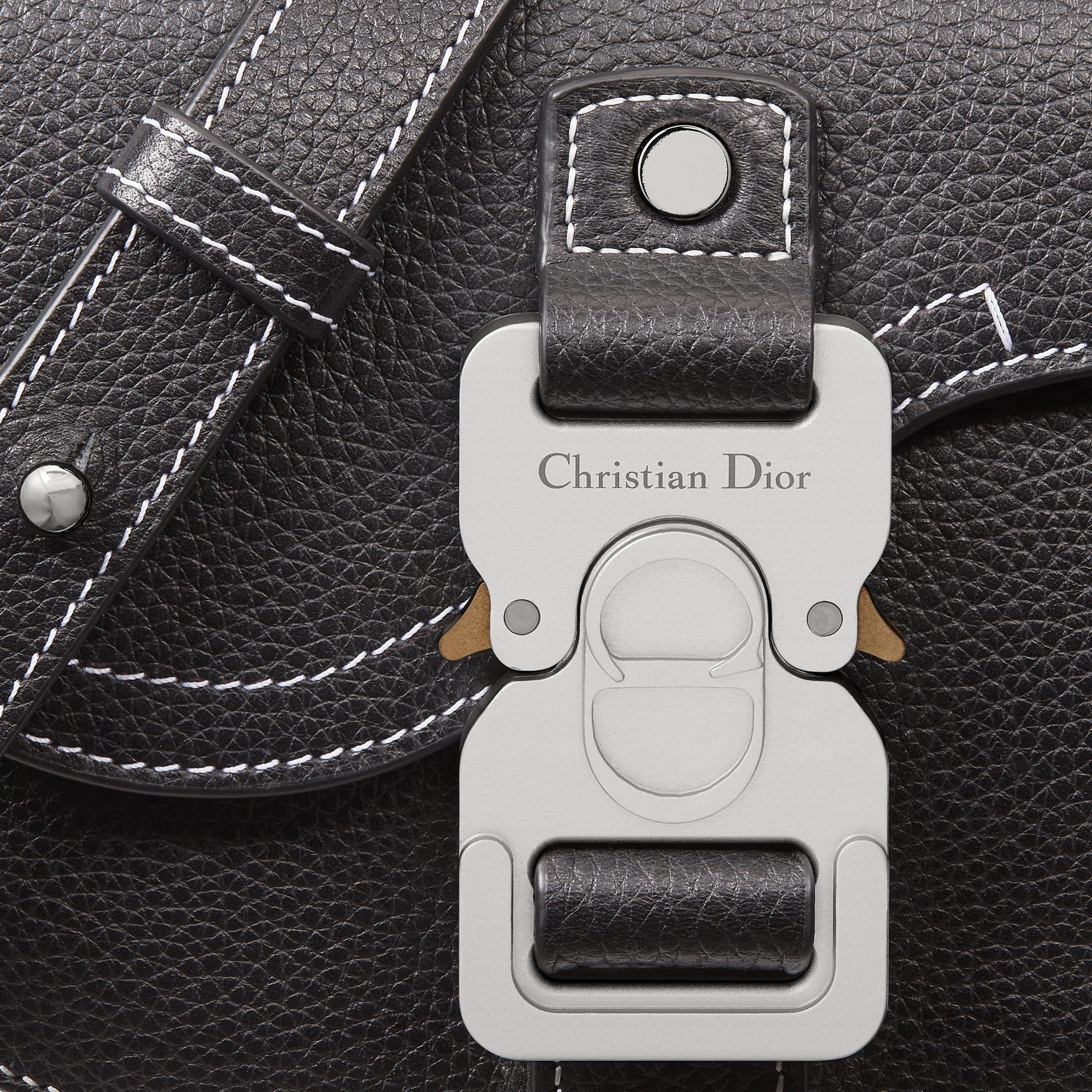 迷你马鞍信使包 黑色粒面牛皮革搭配翻盖 E09