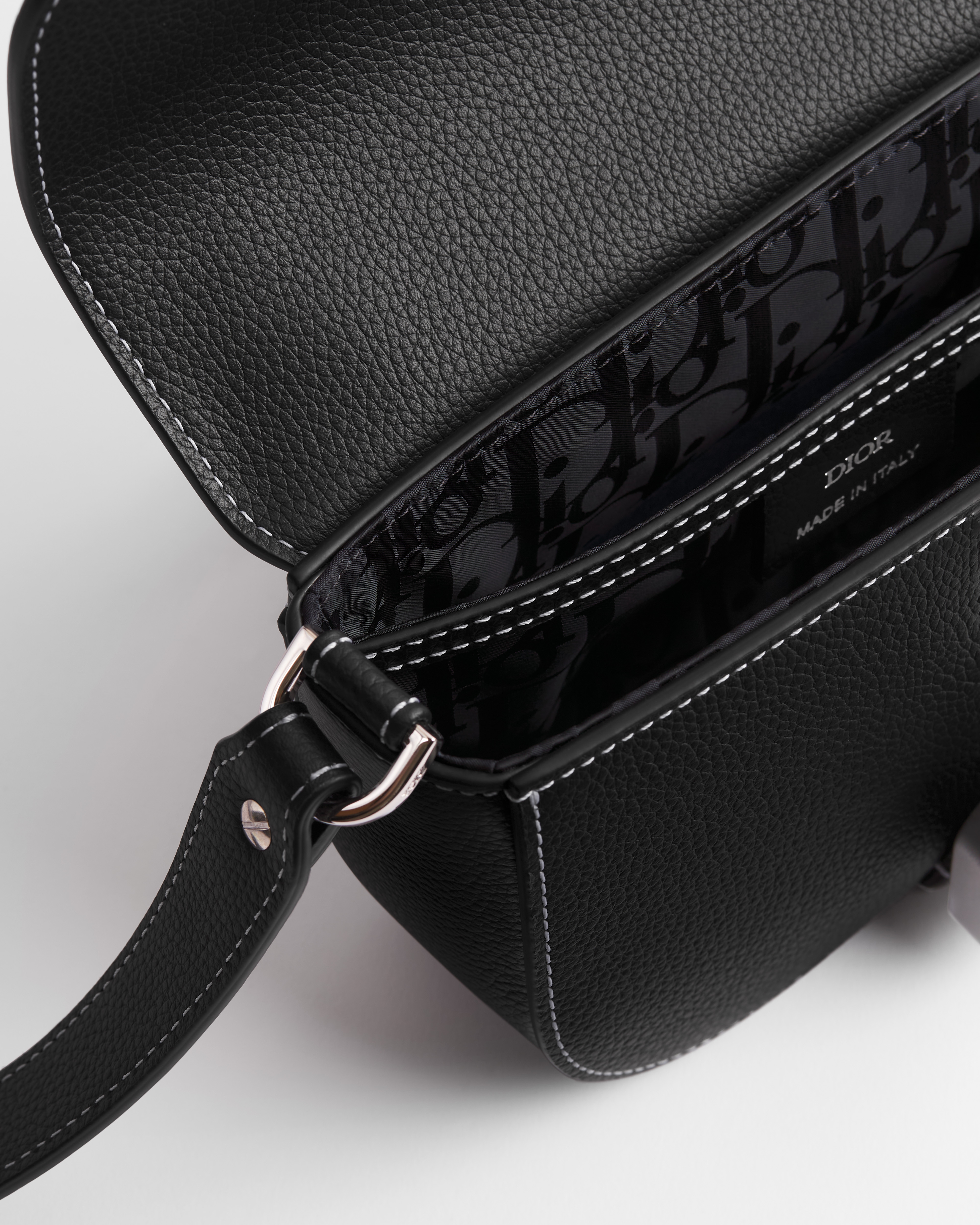 迷你马鞍信使包 黑色粒面牛皮革搭配翻盖 E06