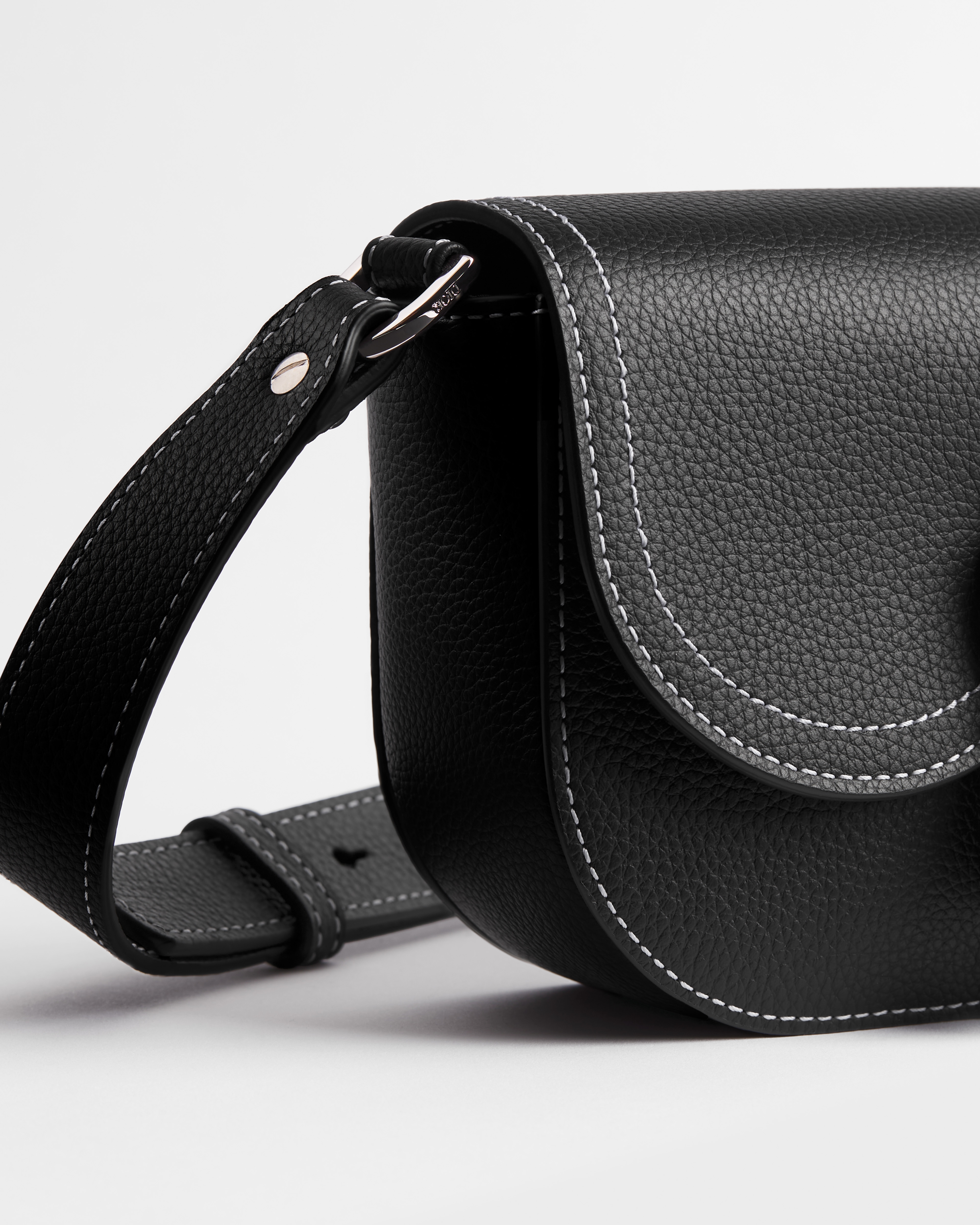 迷你马鞍信使包 黑色粒面牛皮革搭配翻盖 E10