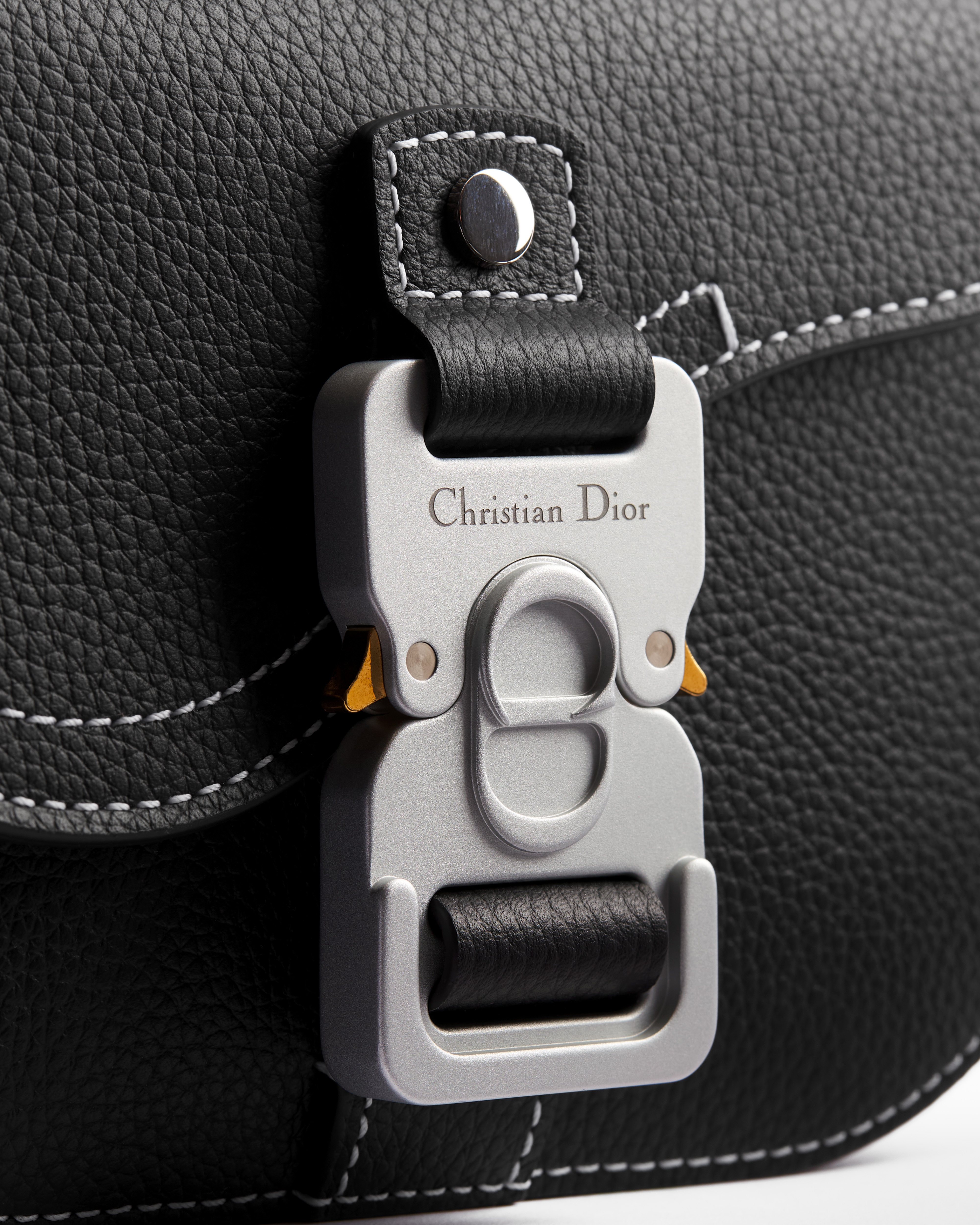 迷你马鞍信使包 黑色粒面牛皮革搭配翻盖 E11