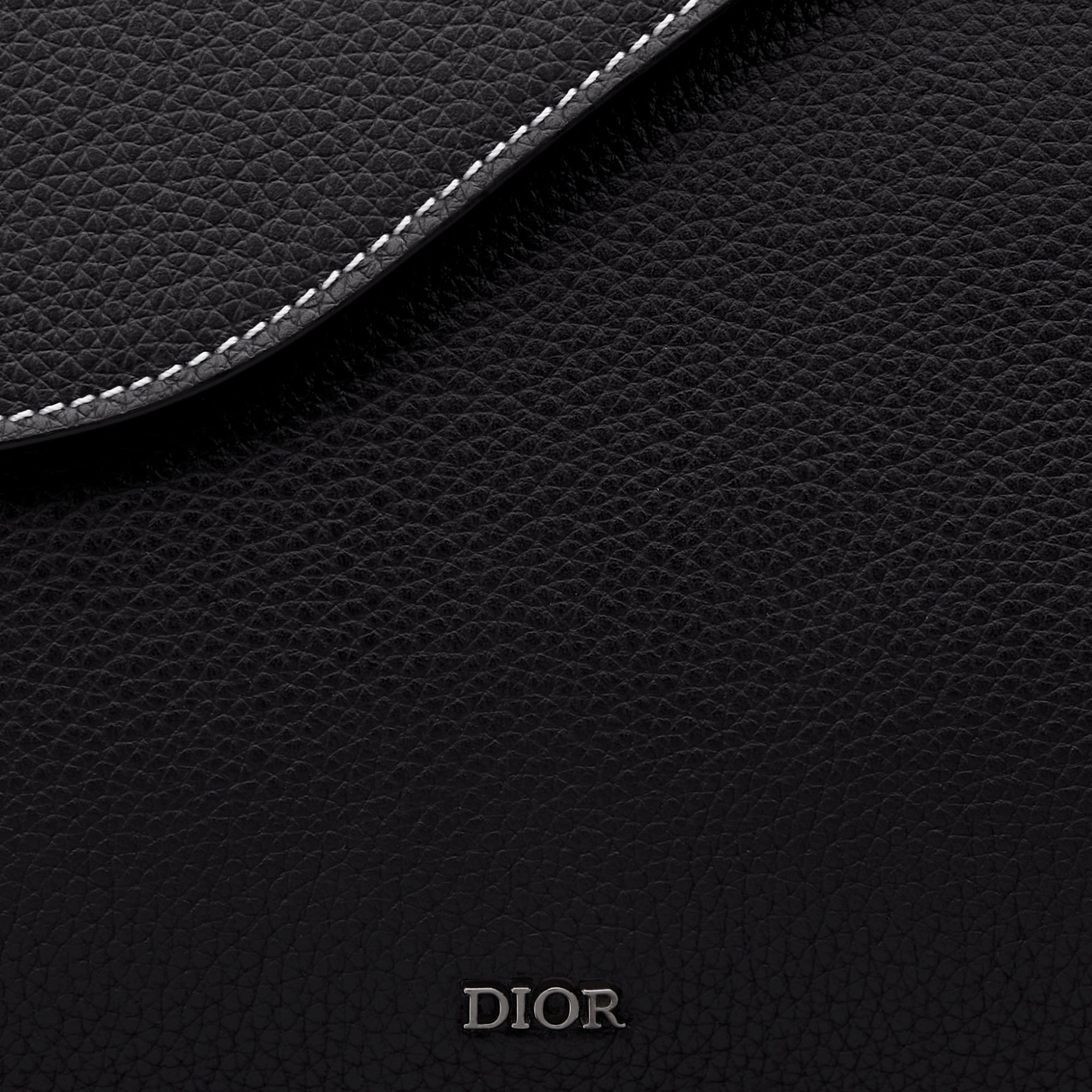 马鞍 A5 三角手拿包 黑色粒面牛皮革 E09