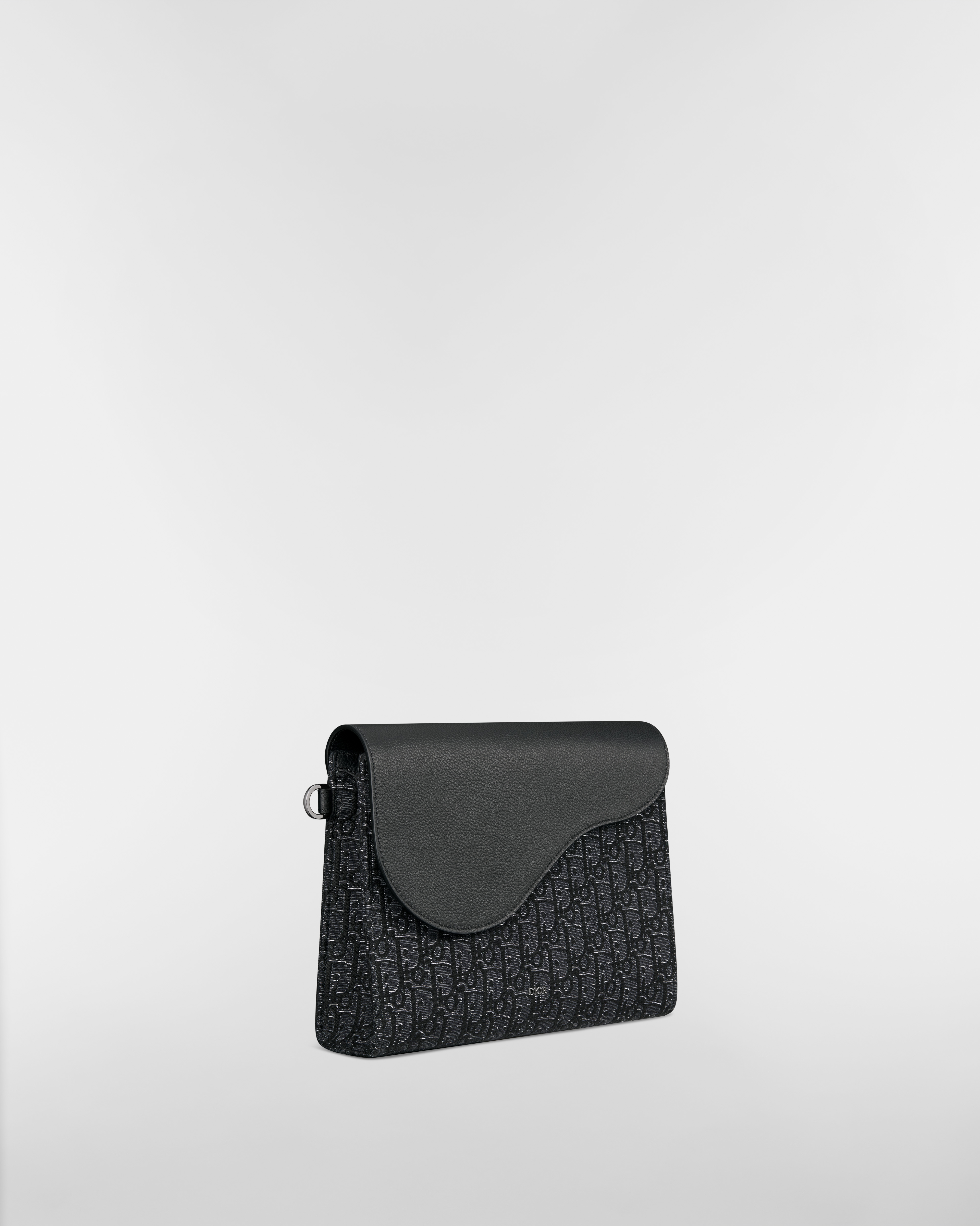 马鞍 A5 三角手拿包 银色调金属光泽 Oblique 印花面料和黑色粒面牛皮革 E03