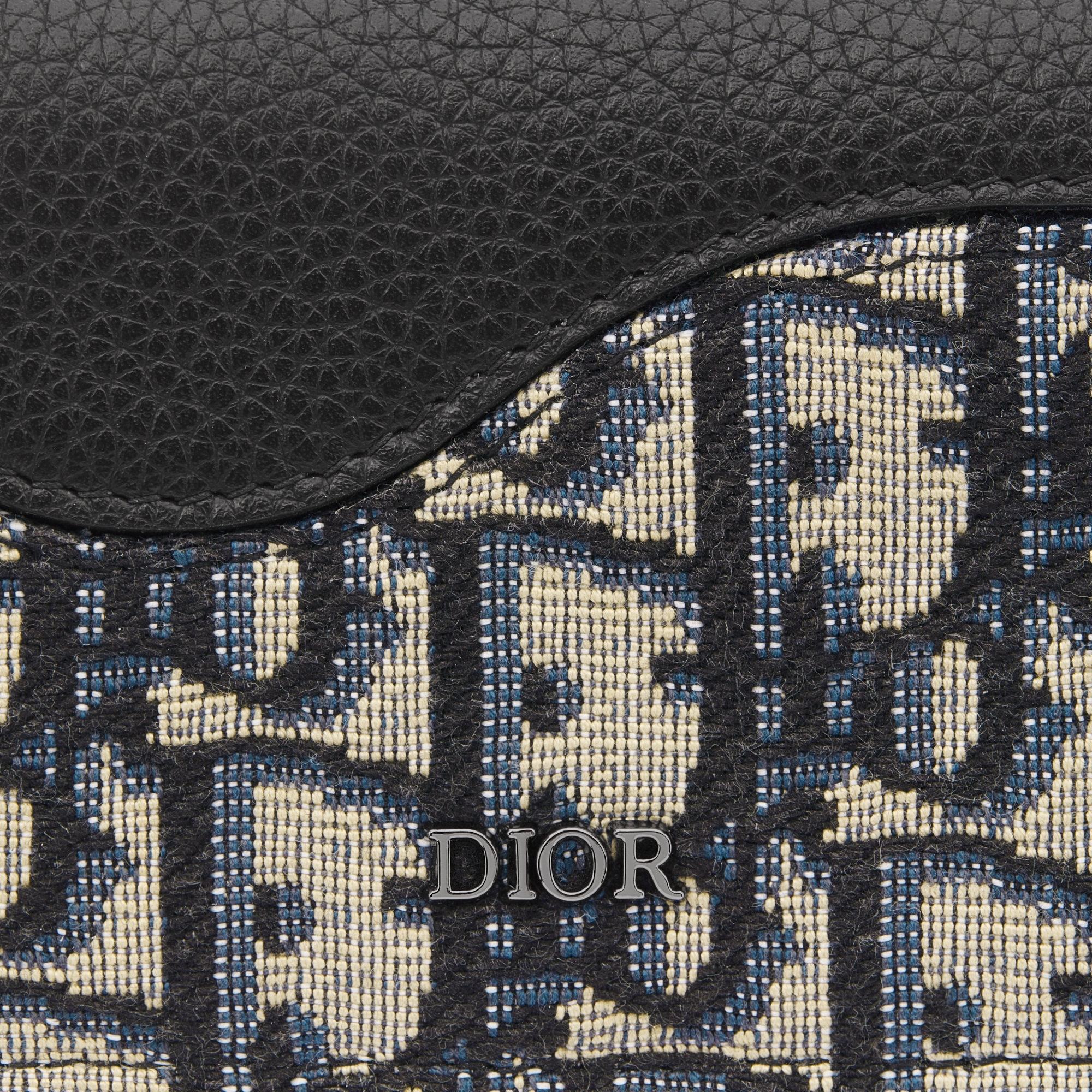 马鞍名片夹 黑色细工镶嵌粒面牛皮革搭配米色和黑色 Oblique 印花面料 E09