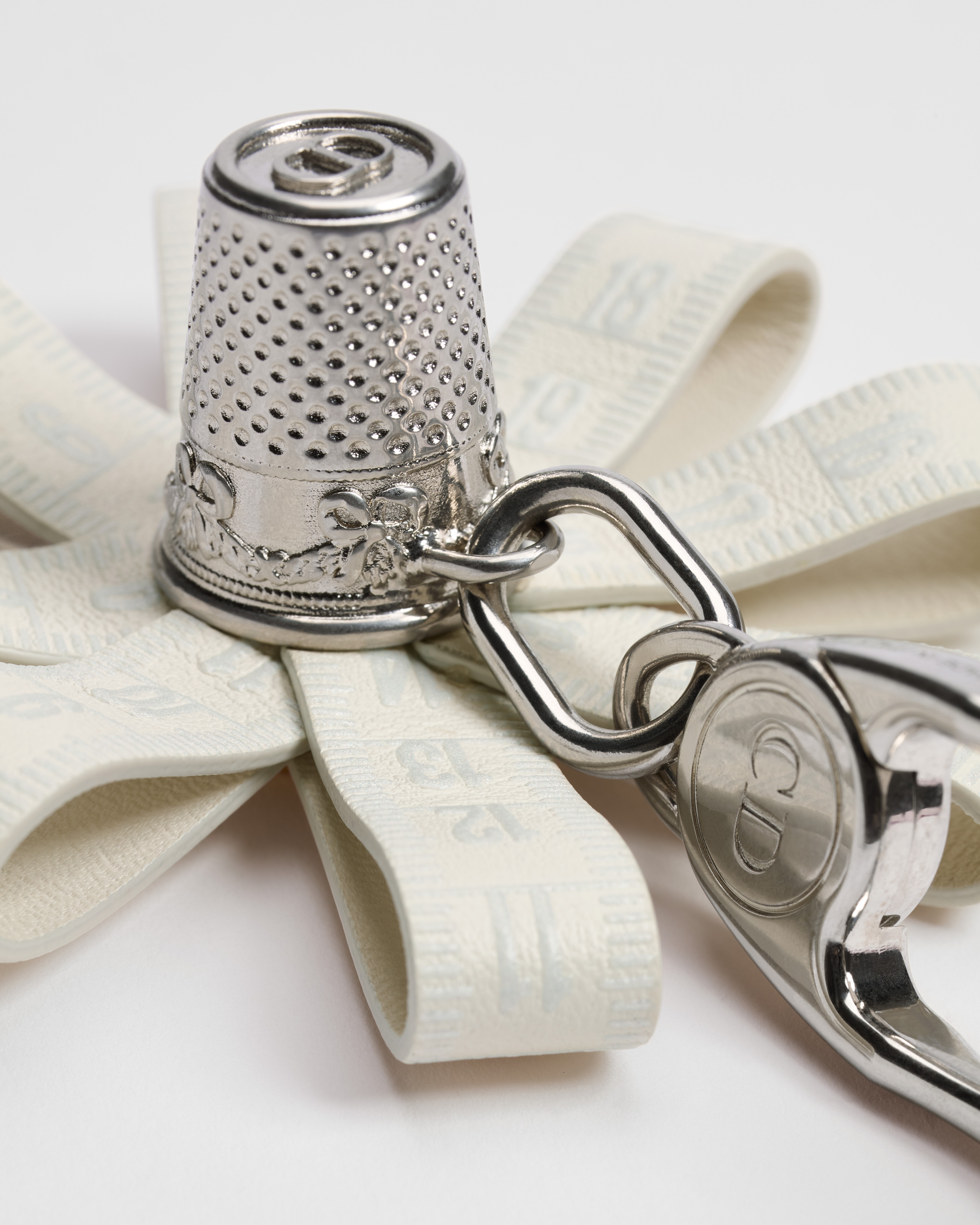 雏菊钥匙扣 白色光滑牛皮革、复古金色饰面和银色饰面铜合金 E09