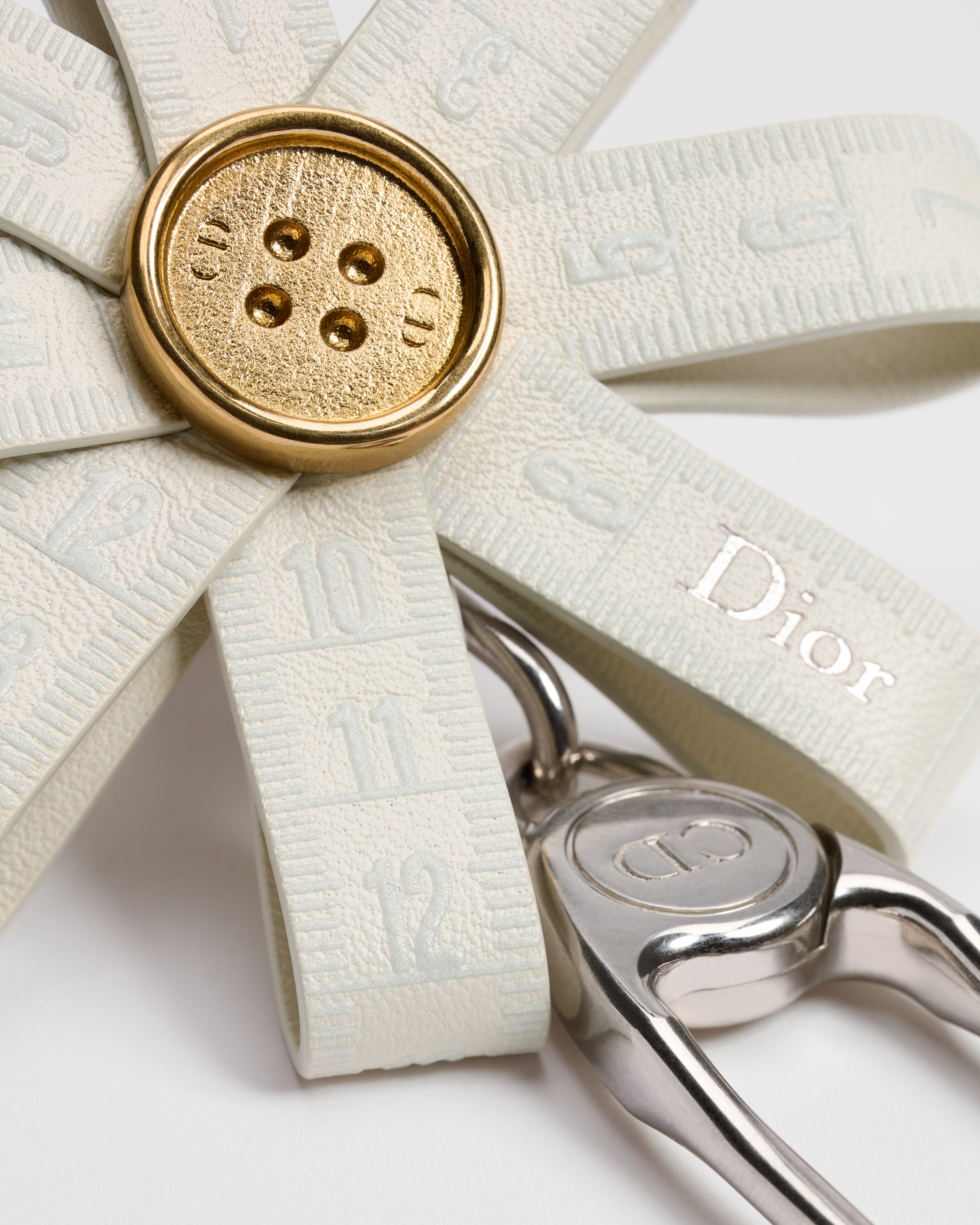 雏菊钥匙扣 白色光滑牛皮革、复古金色饰面和银色饰面铜合金 E10