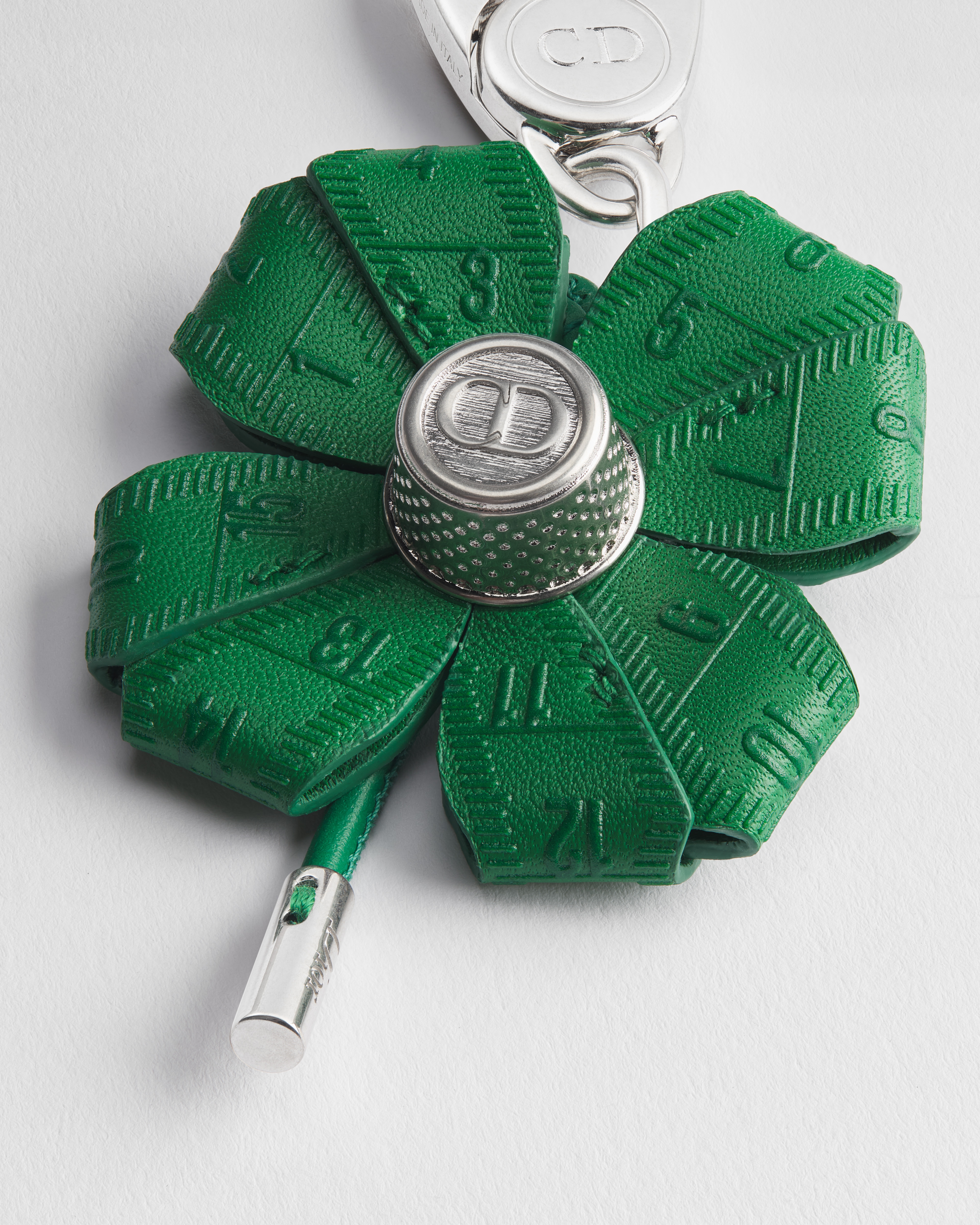 四叶草钥匙扣 亮绿色光滑牛皮革和复古银色饰面铜合金 E09