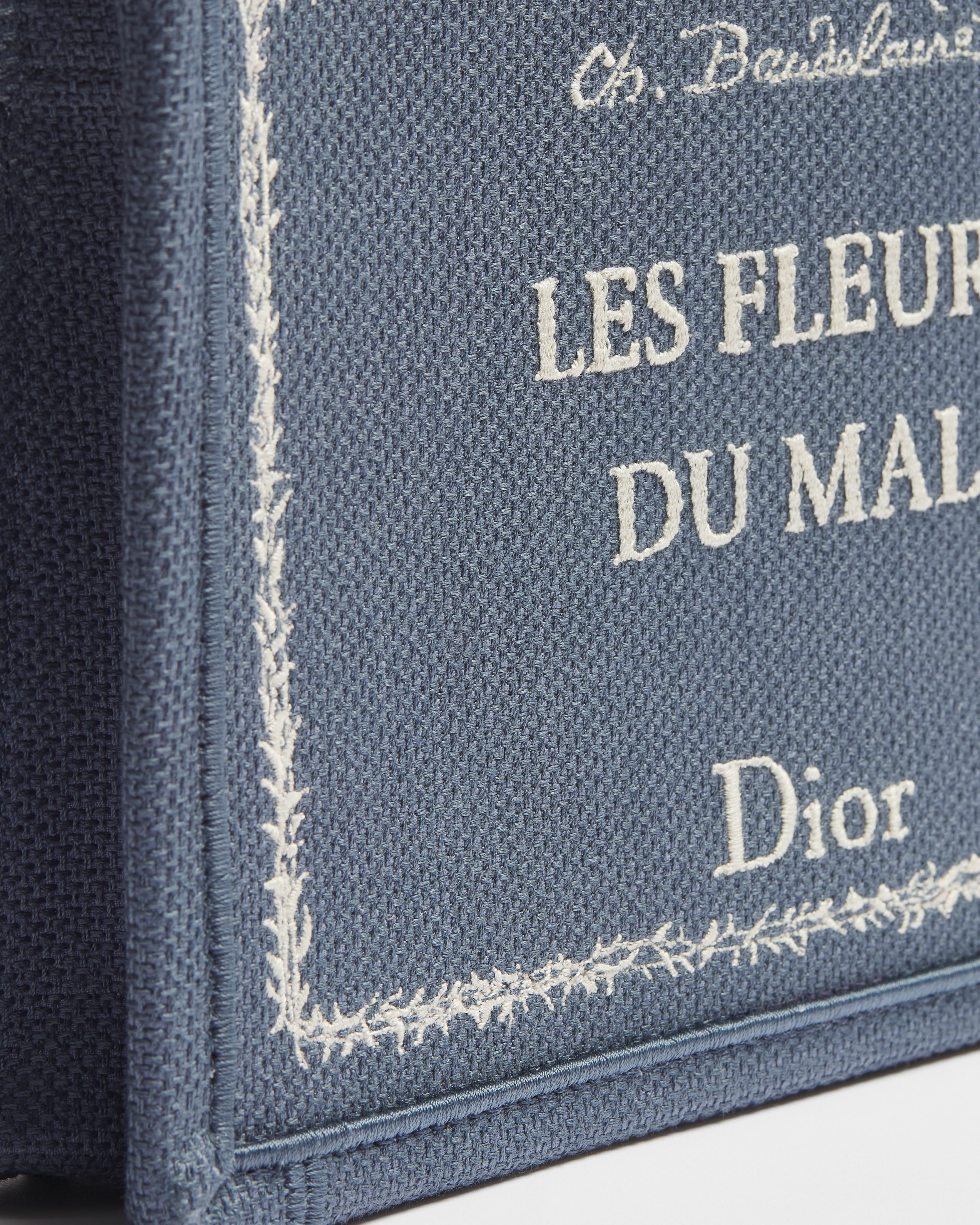 A5 三角形手拿包 蓝色底色白色 Book Cover 刺绣 E14