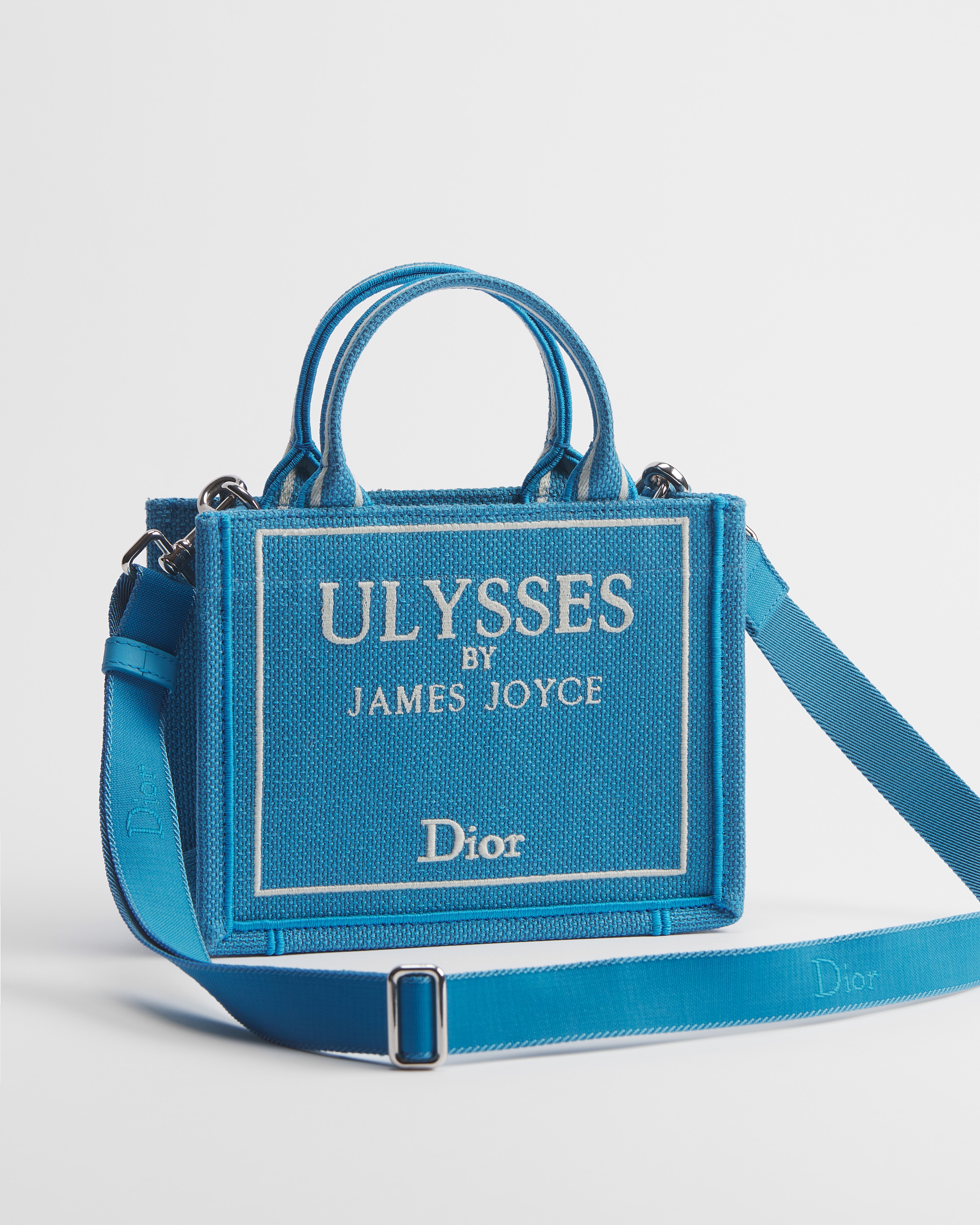 迷你 Book Tote 手袋（附肩带） 淡蓝色底色白色 Book Cover 刺绣（20 x 15.5 x 6 厘米） E03