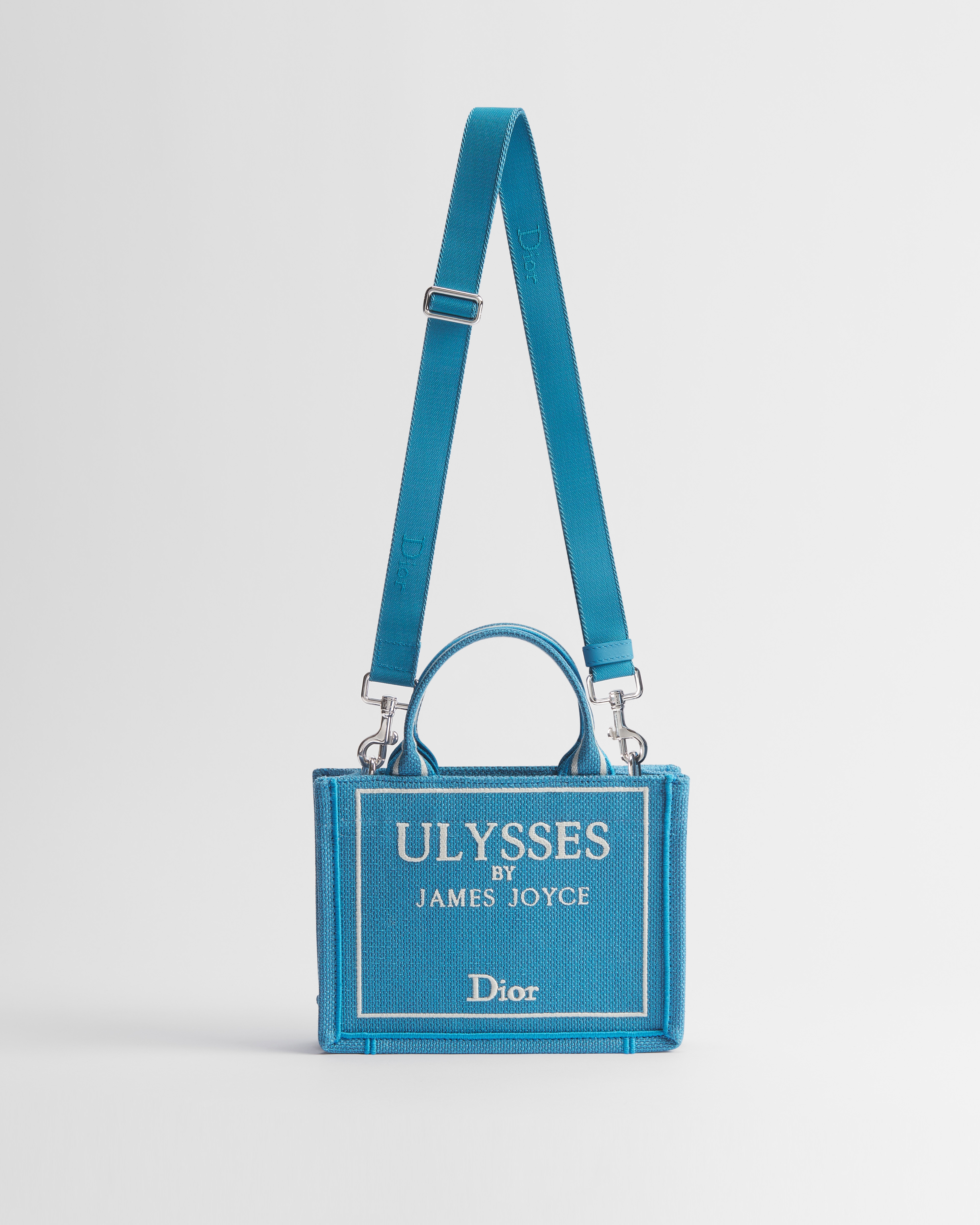 迷你 Book Tote 手袋（附肩带） 淡蓝色底色白色 Book Cover 刺绣（20 x 15.5 x 6 厘米） E07