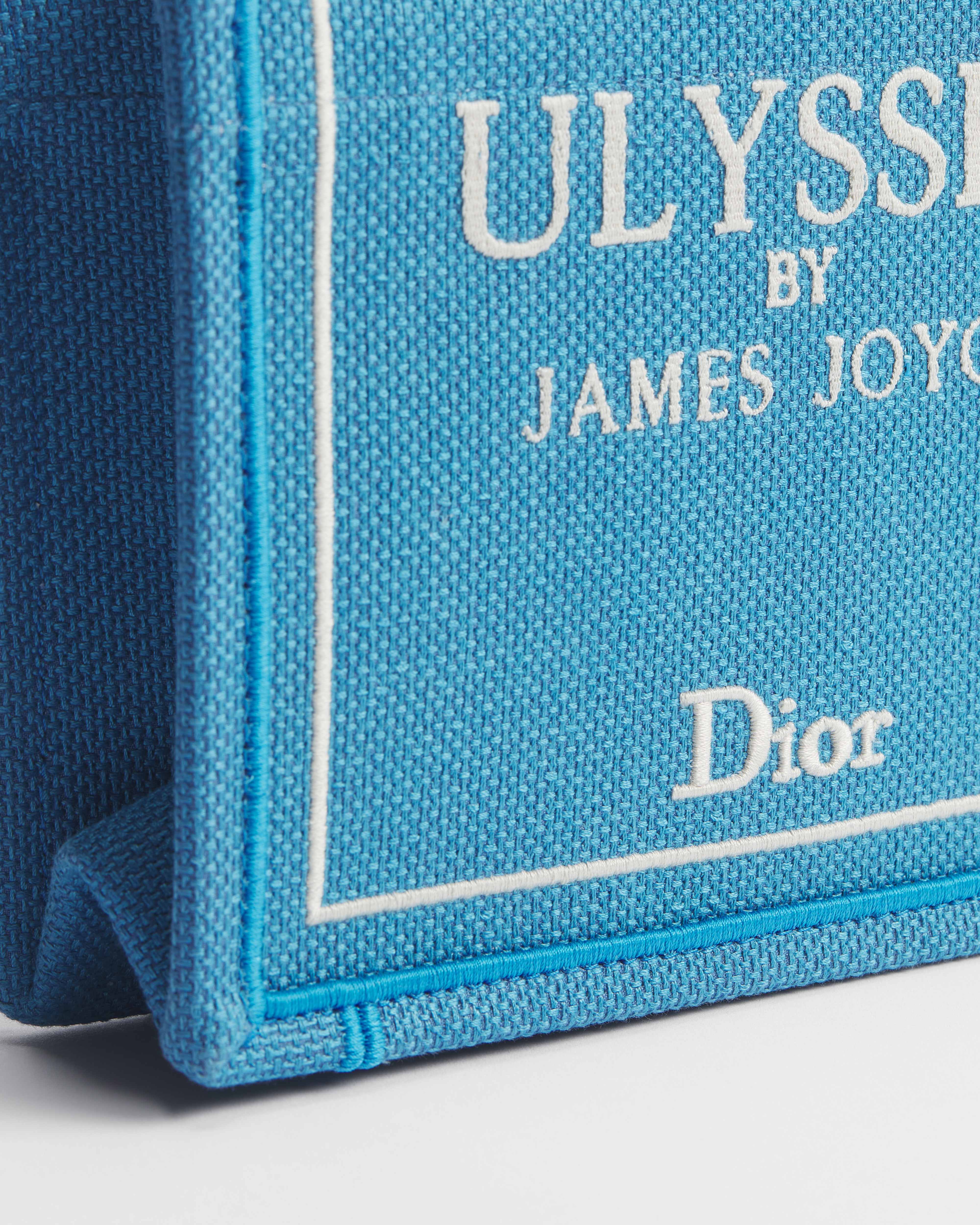 迷你 Book Tote 手袋（附肩带） 淡蓝色底色白色 Book Cover 刺绣（20 x 15.5 x 6 厘米） E09