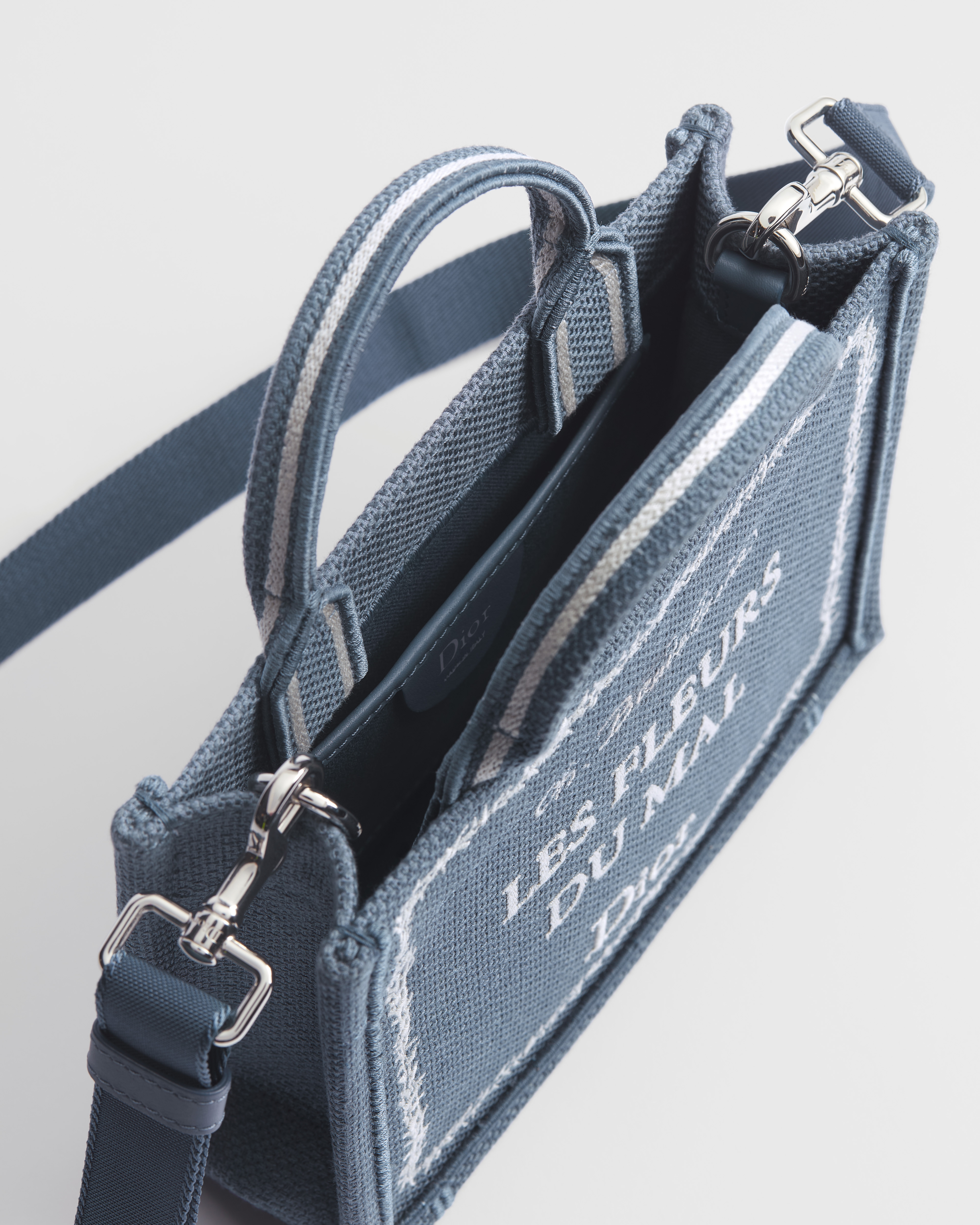 迷你 Book Tote 手袋（附肩带） 蓝色底色白色 Book Cover 刺绣（20 x 15.5 x 6 厘米） E06