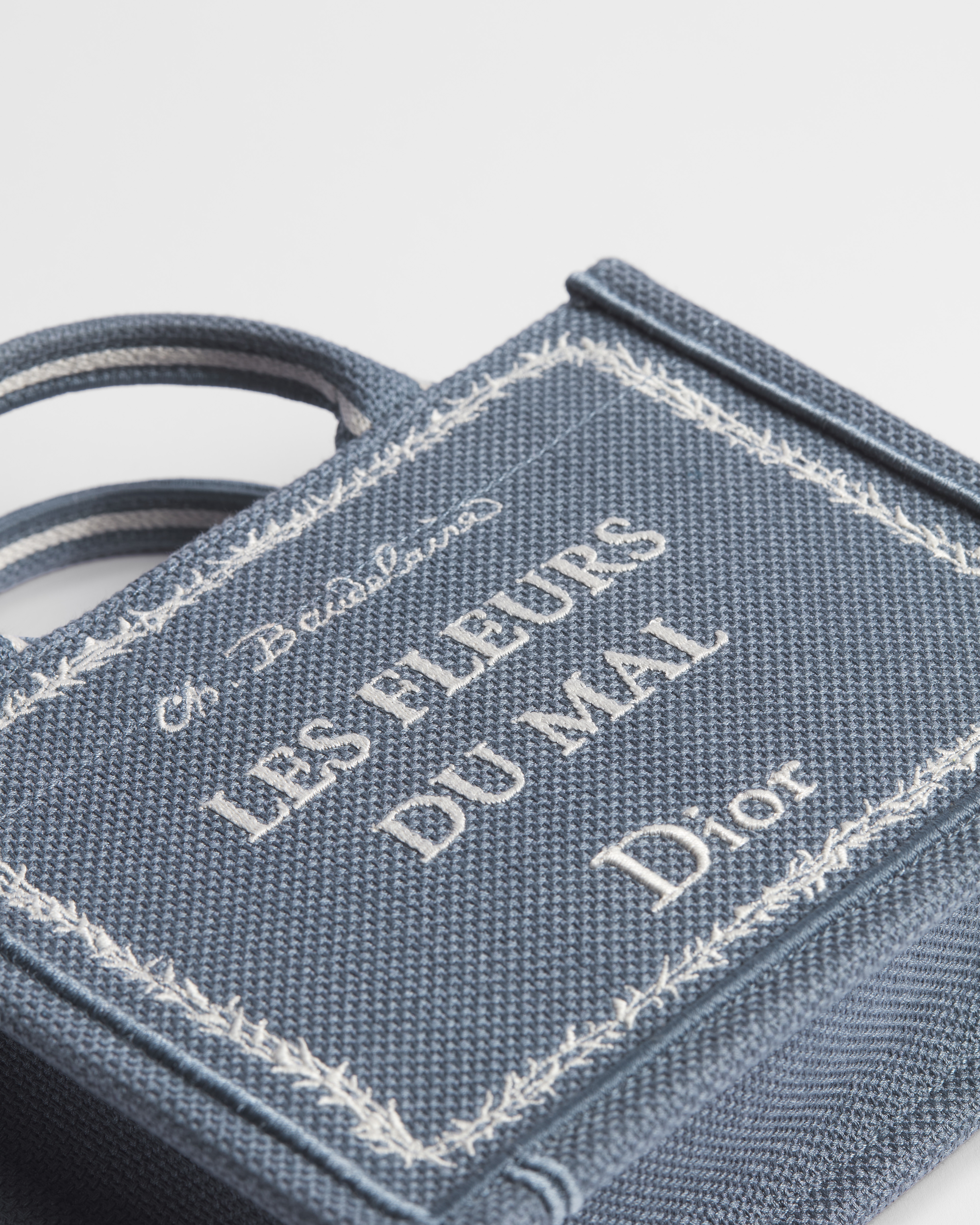 迷你 Book Tote 手袋（附肩带） 蓝色底色白色 Book Cover 刺绣（20 x 15.5 x 6 厘米） E09