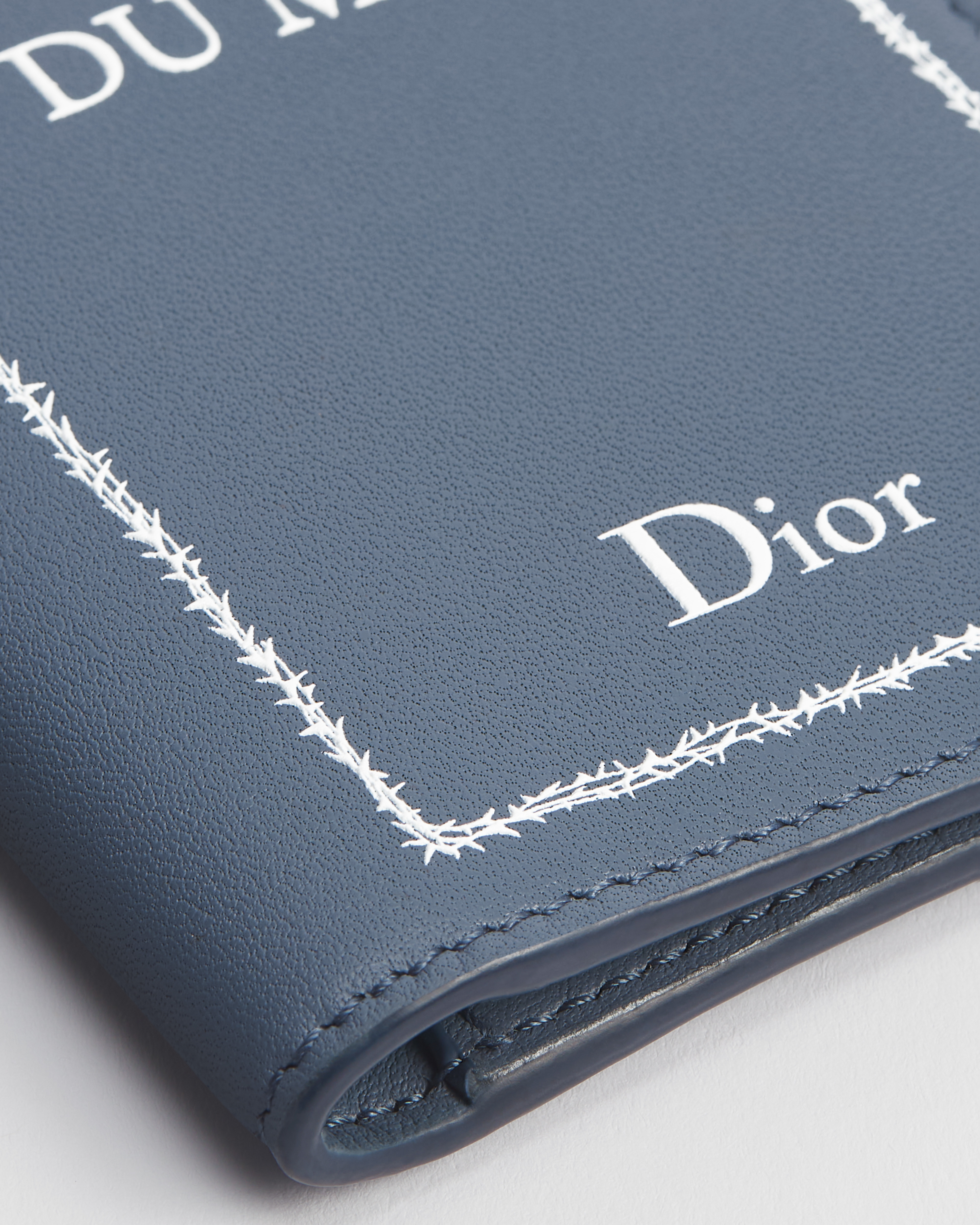 双折卡夹 蓝色牛皮革白色 Book Cover 压花图案 E09