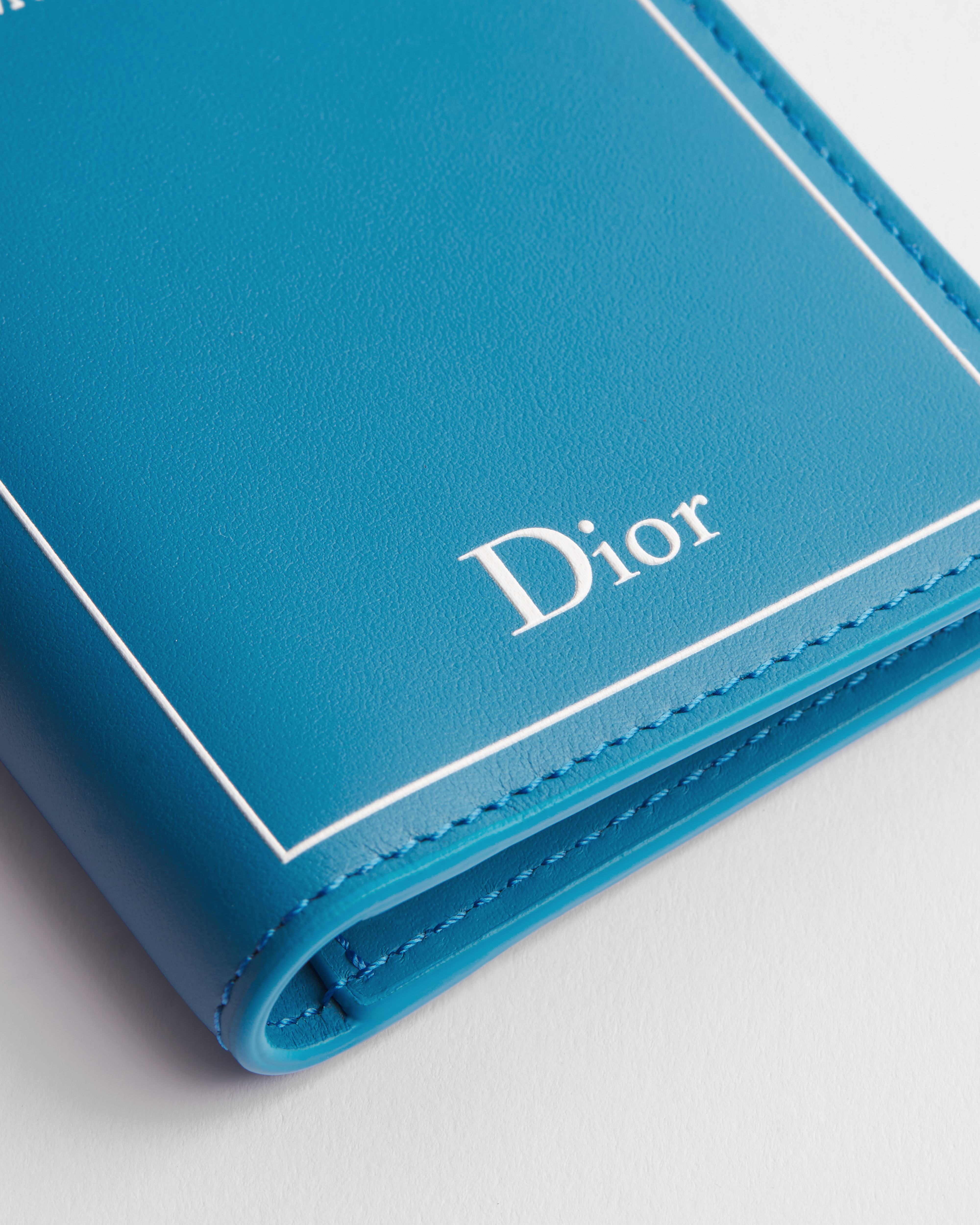 双折卡夹 淡蓝色牛皮革白色 Book Cover 压花图案 E09