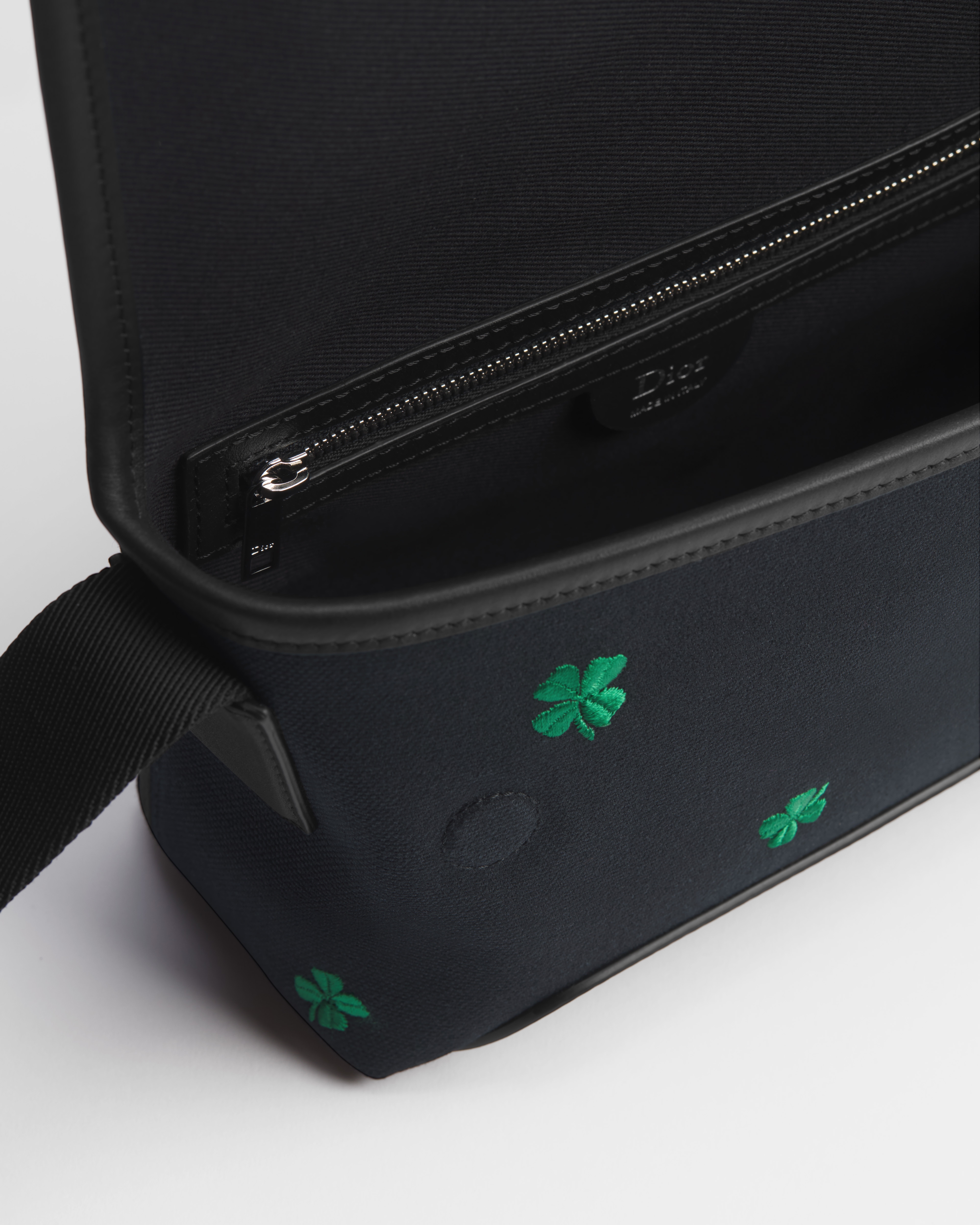 迷你 Dior Jett 翻盖信使包 黑色帆布 Dior Clover 图案刺绣 E06