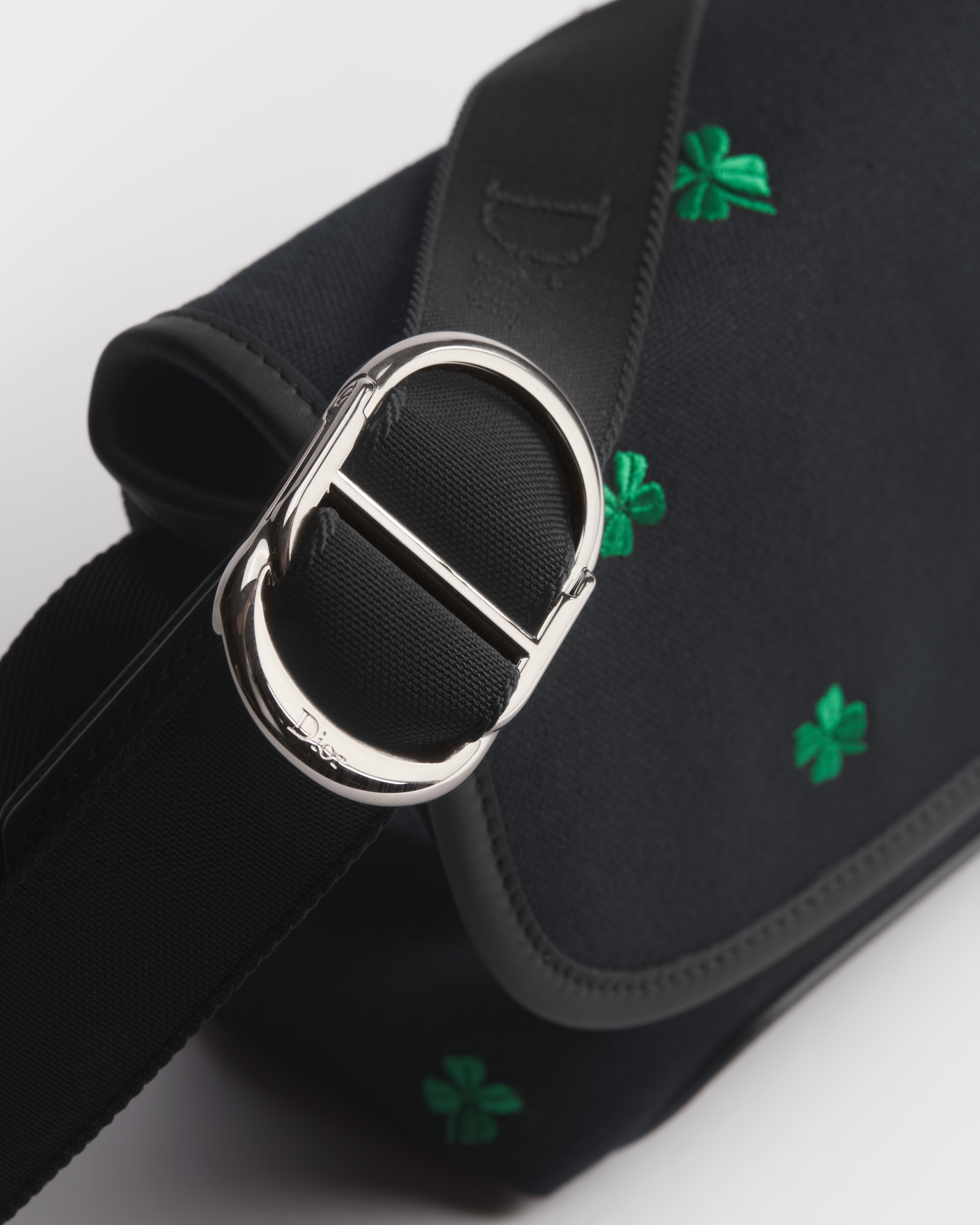 迷你 Dior Jett 翻盖信使包 黑色帆布 Dior Clover 图案刺绣 E09